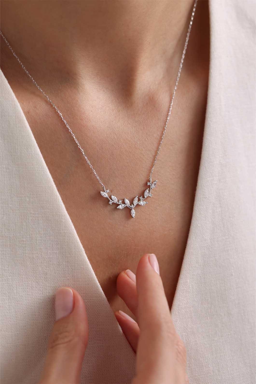 925 Ayar Gümüş Işıklı Kutuda Rodyum Kaplama Mekik Taşlı Zarif Sarmaşık Kolye