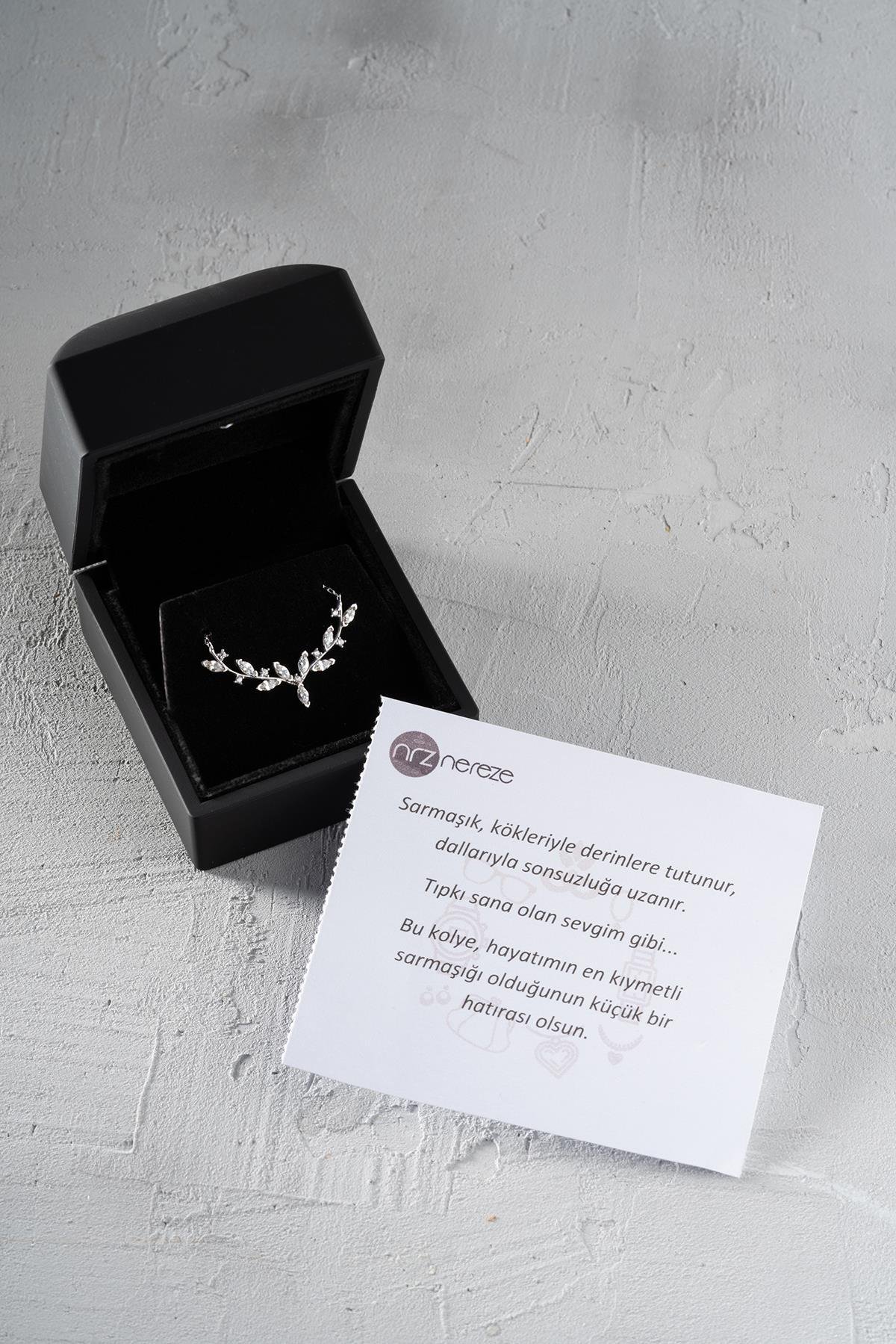 925 Ayar Gümüş Işıklı Kutuda Rodyum Kaplama Mekik Taşlı Zarif Sarmaşık Kolye