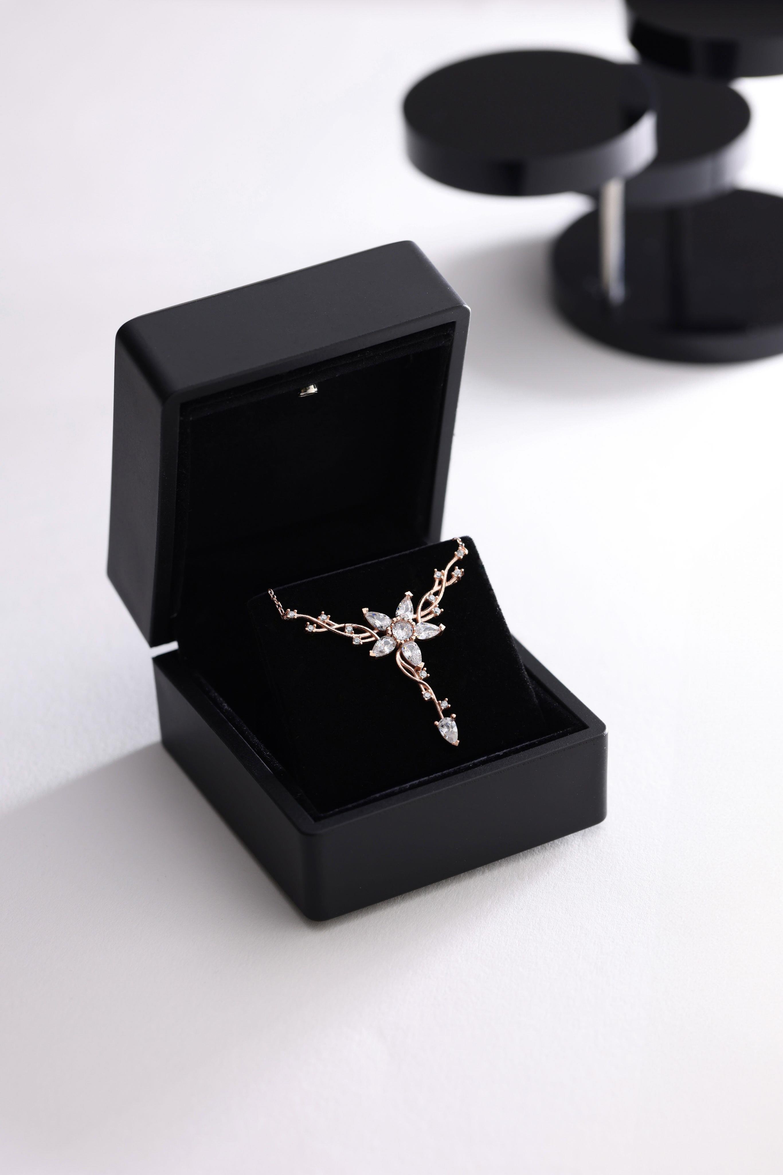 925 Ayar Gümüş Işıklı Kutuda Rose Sarmaşık Model Yıldız Detaylı Kolye