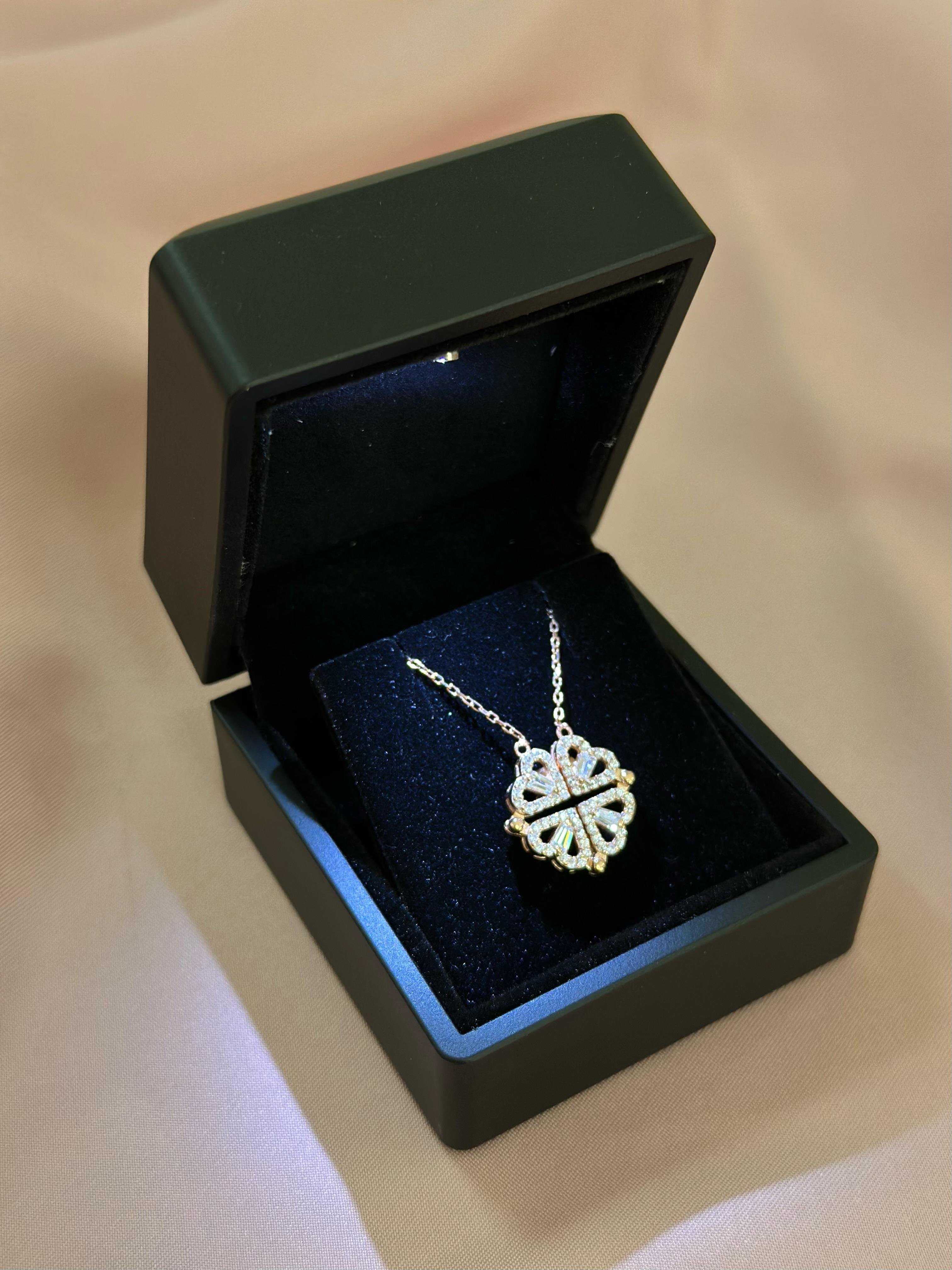 925 Ayar Gümüş Işıklı Kutulu Mıknatıslı Açılır Kapanır Rose Yonca Kolye