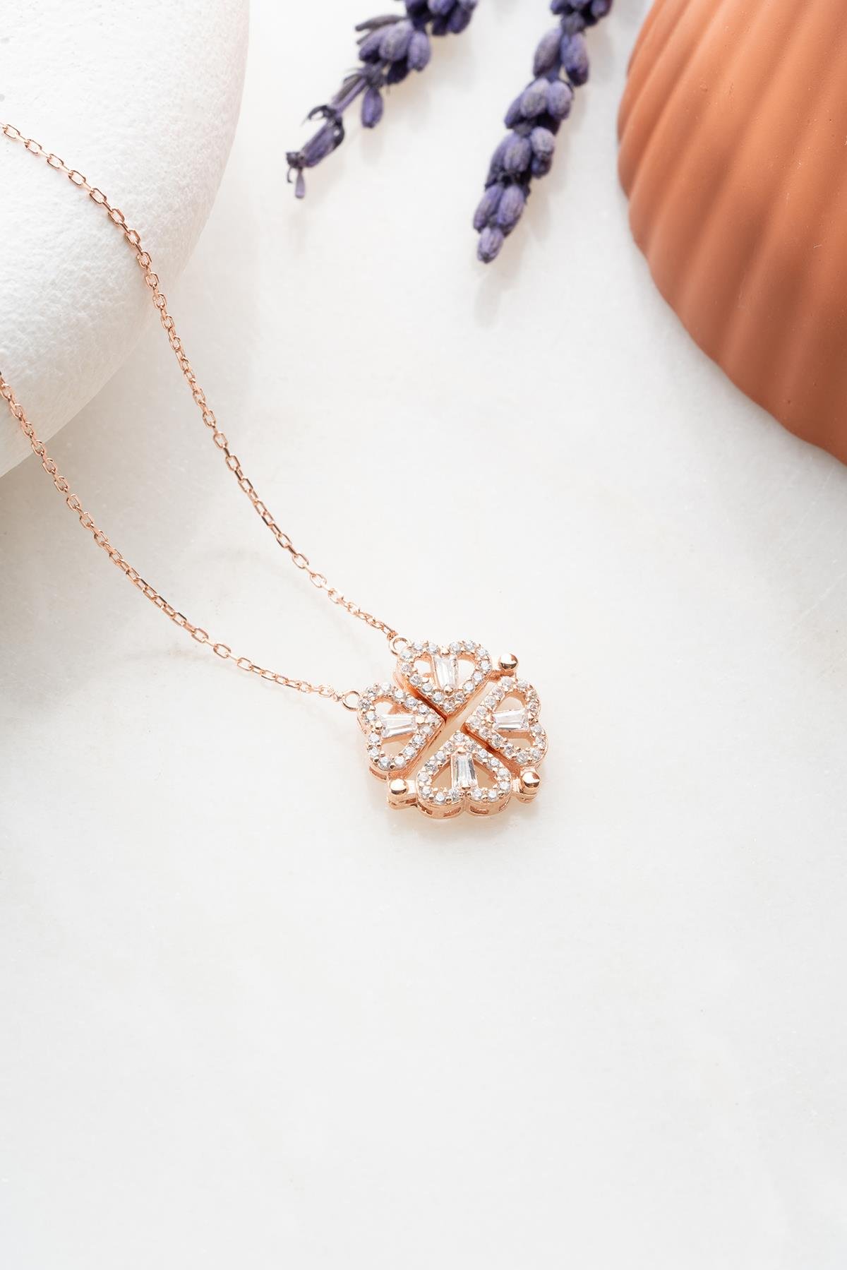 925 Ayar Gümüş Işıklı Kutulu Mıknatıslı Açılır Kapanır Rose Yonca Kolye