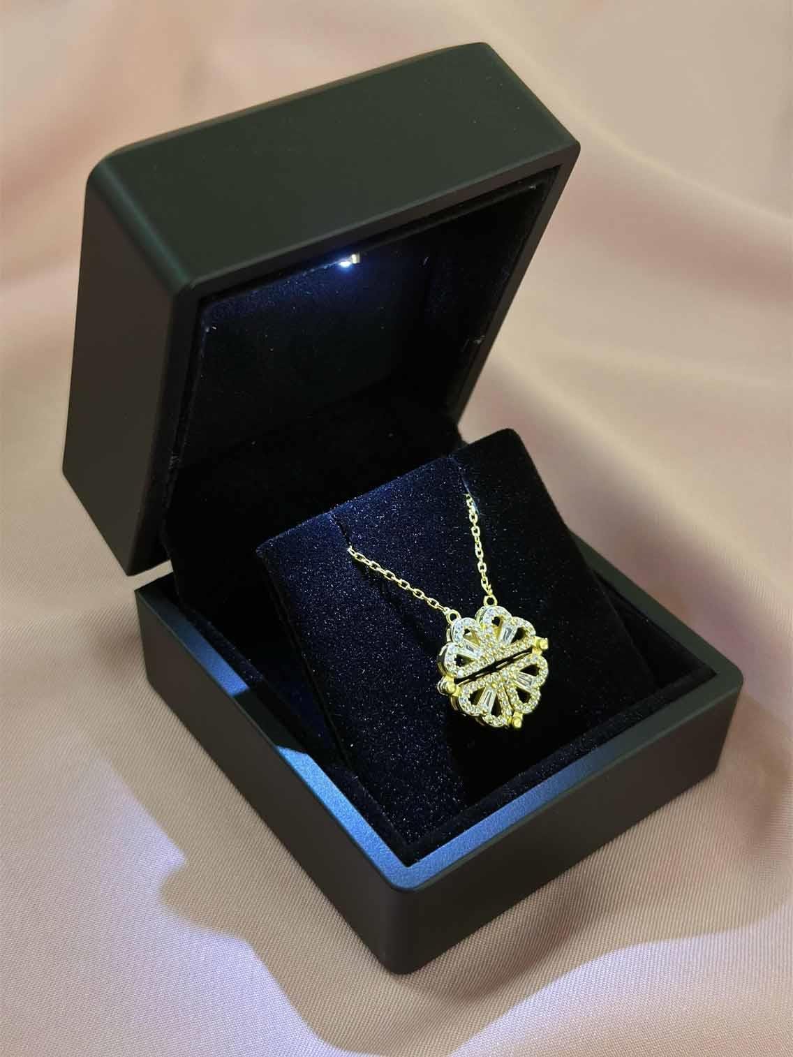 925 Ayar Gümüş Işıklı Kutulu Mıknatıslı Açılır Kapanır Gold Yonca Kolye