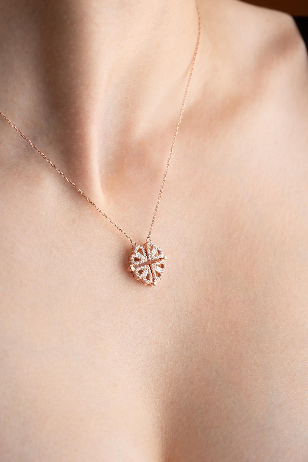 925 Ayar Gümüş Işıklı Kutulu Mıknatıslı Açılır Kapanır Rose Yonca Kolye