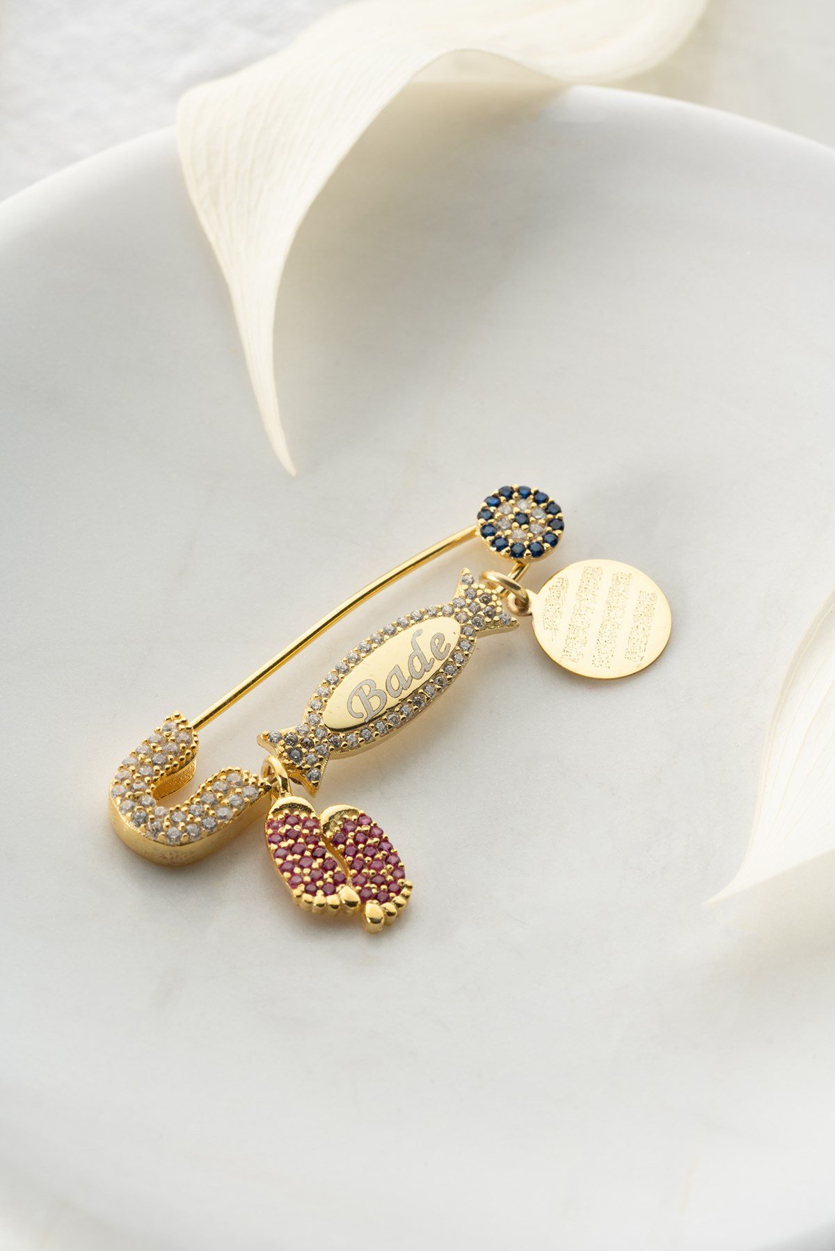 925 Ayar Gümüş Kişiye Özel Pembe Ayaklı Ayetel Kürsi İsimli Bebek İğnesi