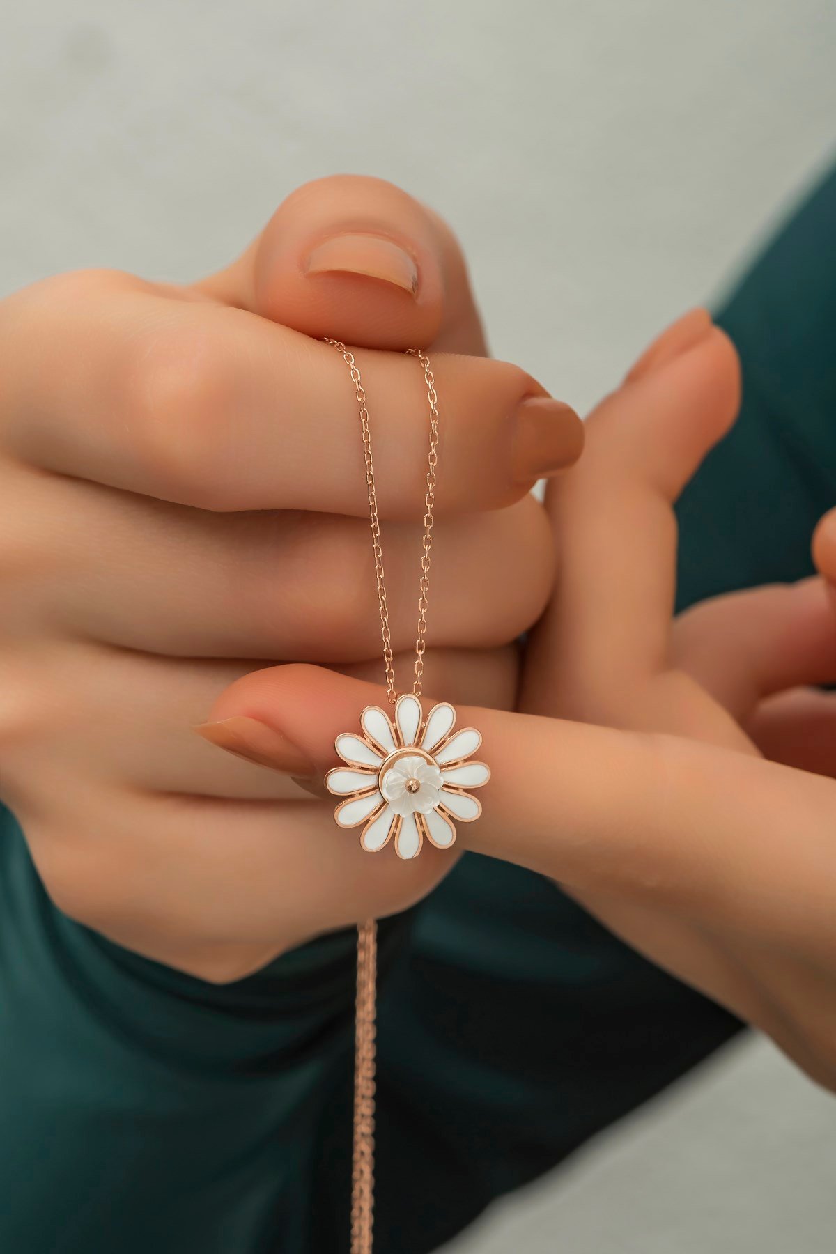 925 Ayar Gümüş Manolya Çiçeği Mineli Papatya Kolye