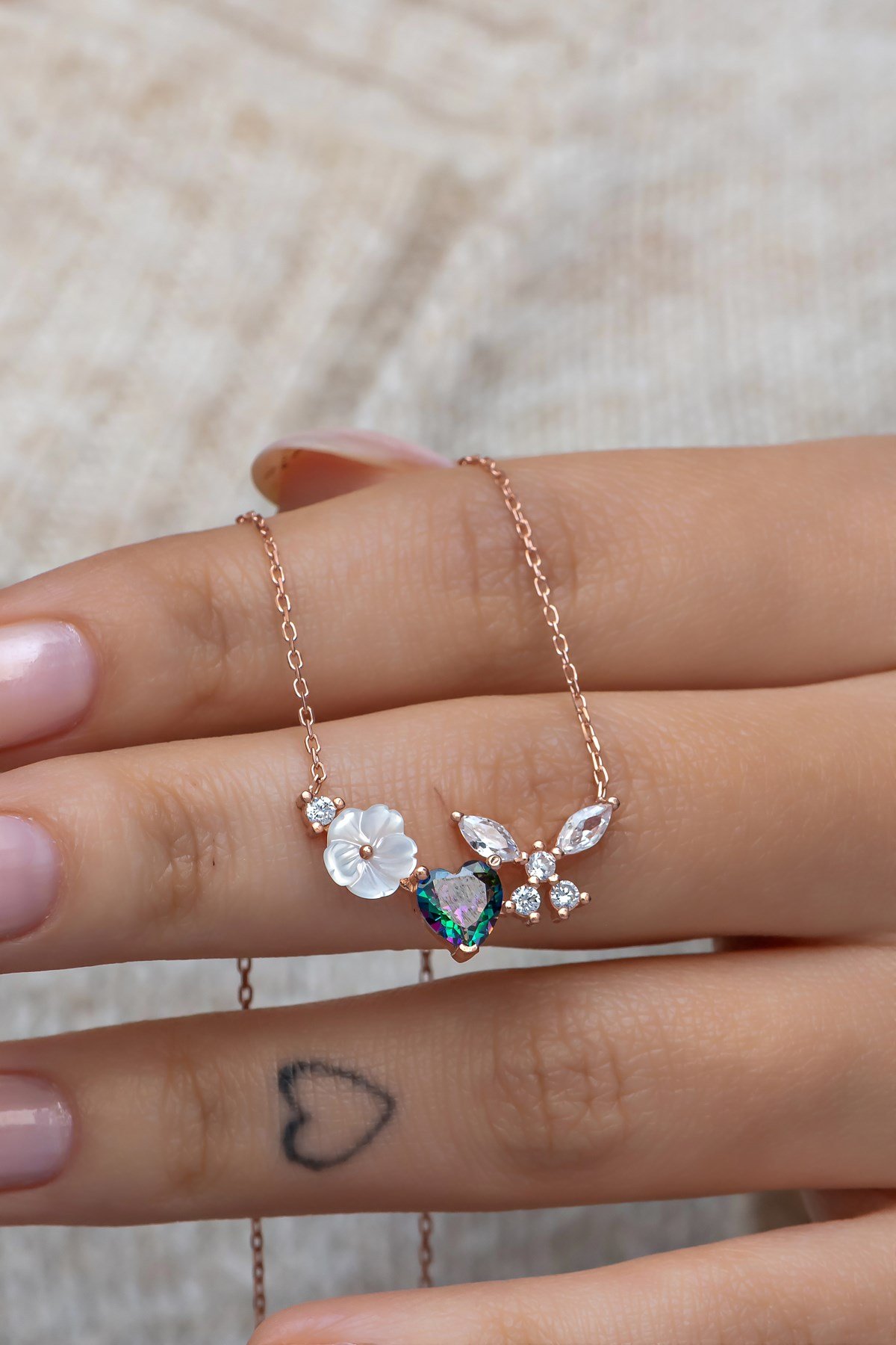 925 Ayar Gümüş Manolya Çiçeği Mistik Topaz Taşlı Kalp Yusufcuk Kolye