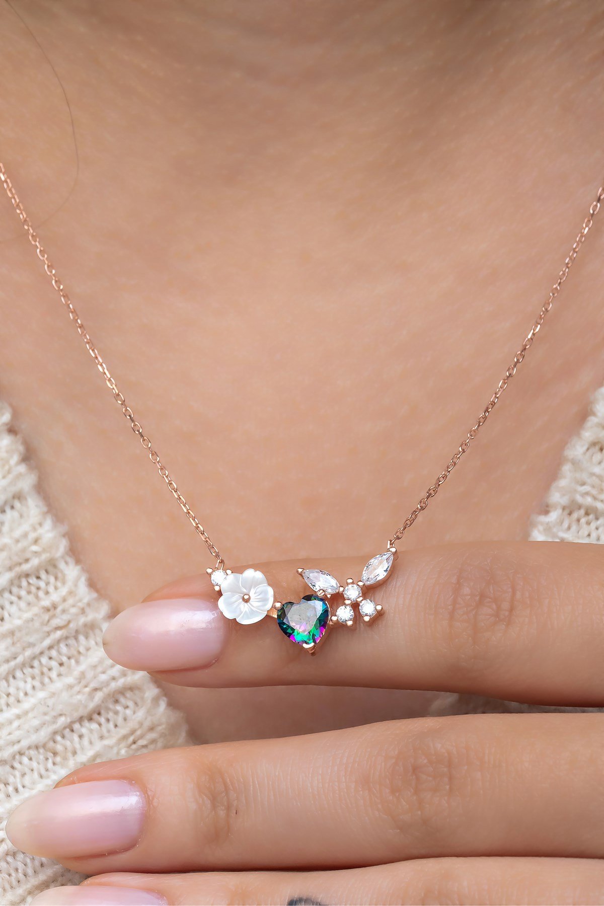 925 Ayar Gümüş Manolya Çiçeği Mistik Topaz Taşlı Kalp Yusufcuk Kolye