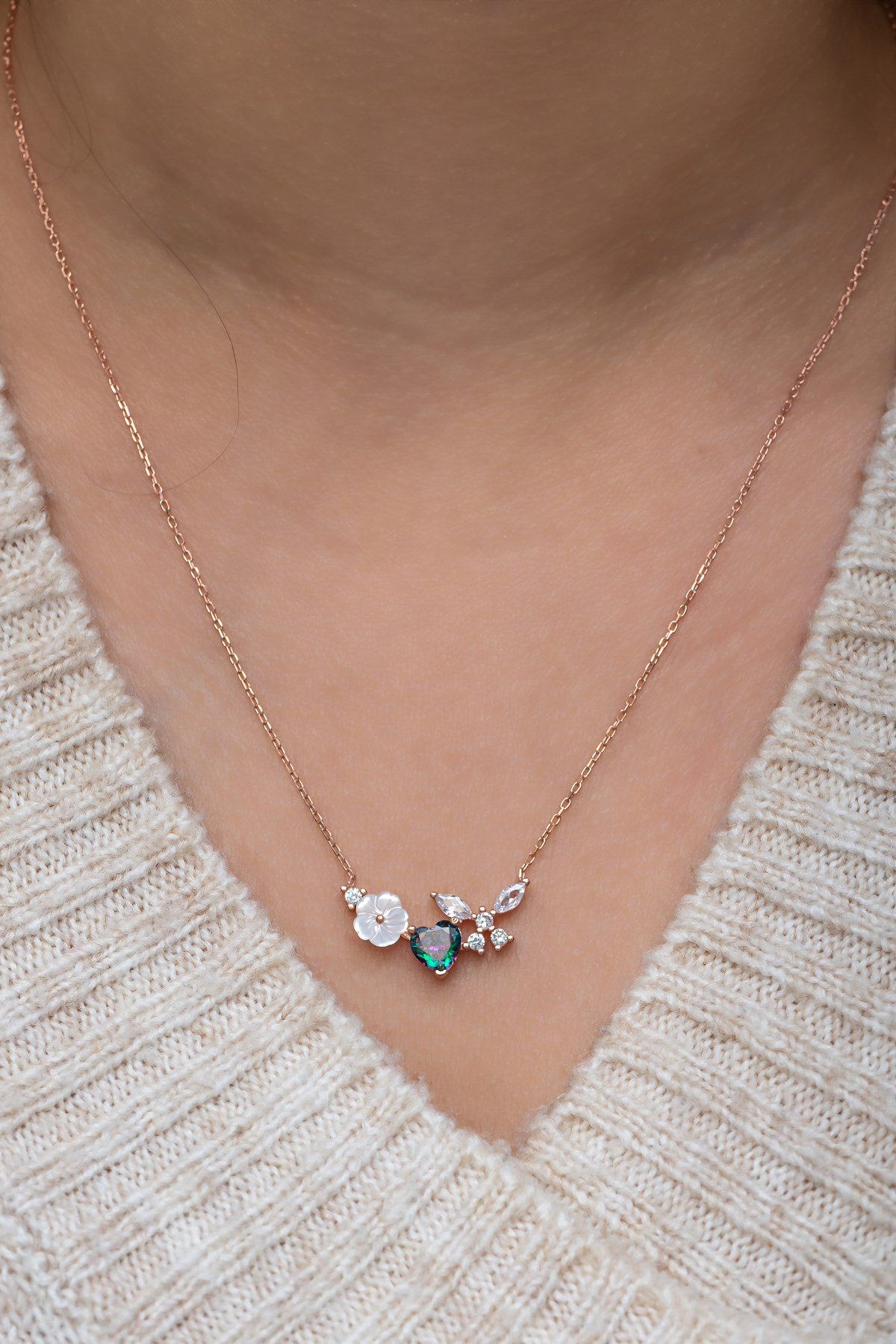 925 Ayar Gümüş Manolya Çiçeği Mistik Topaz Taşlı Kalp Yusufcuk Kolye