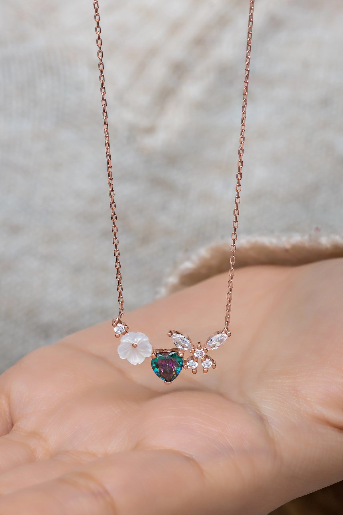 925 Ayar Gümüş Manolya Çiçeği Mistik Topaz Taşlı Kalp Yusufcuk Kolye