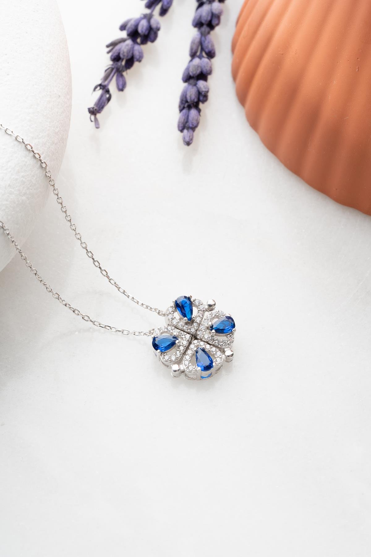 925 Ayar Gümüş Mıknatıslı Ayrılabilir Rodyumlu Mavi Zirkon Taşlı 4 Kalpli Yonca Kolye