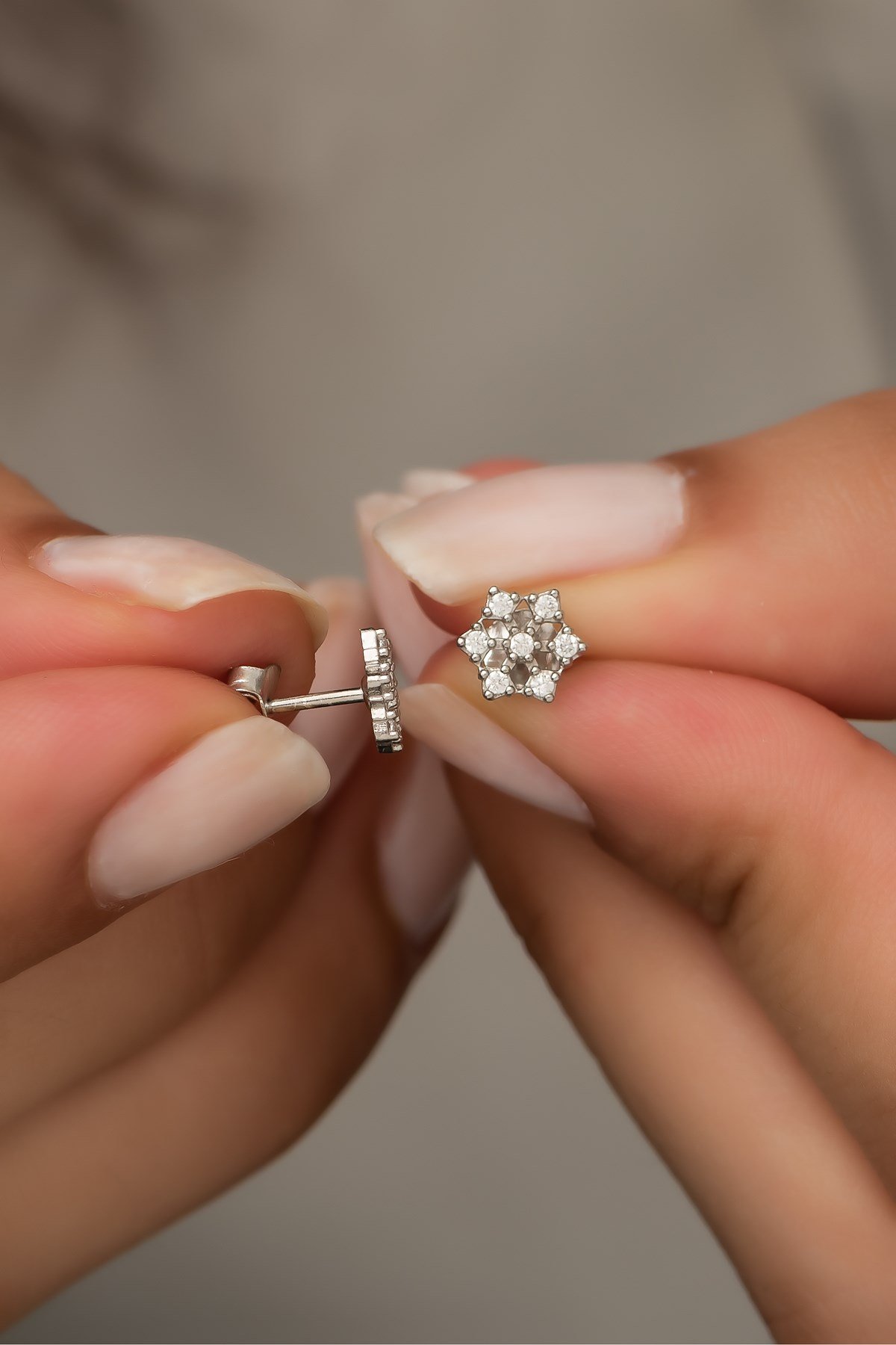 925 Ayar Gümüş Minik Beyaz Kartanesi Küpe