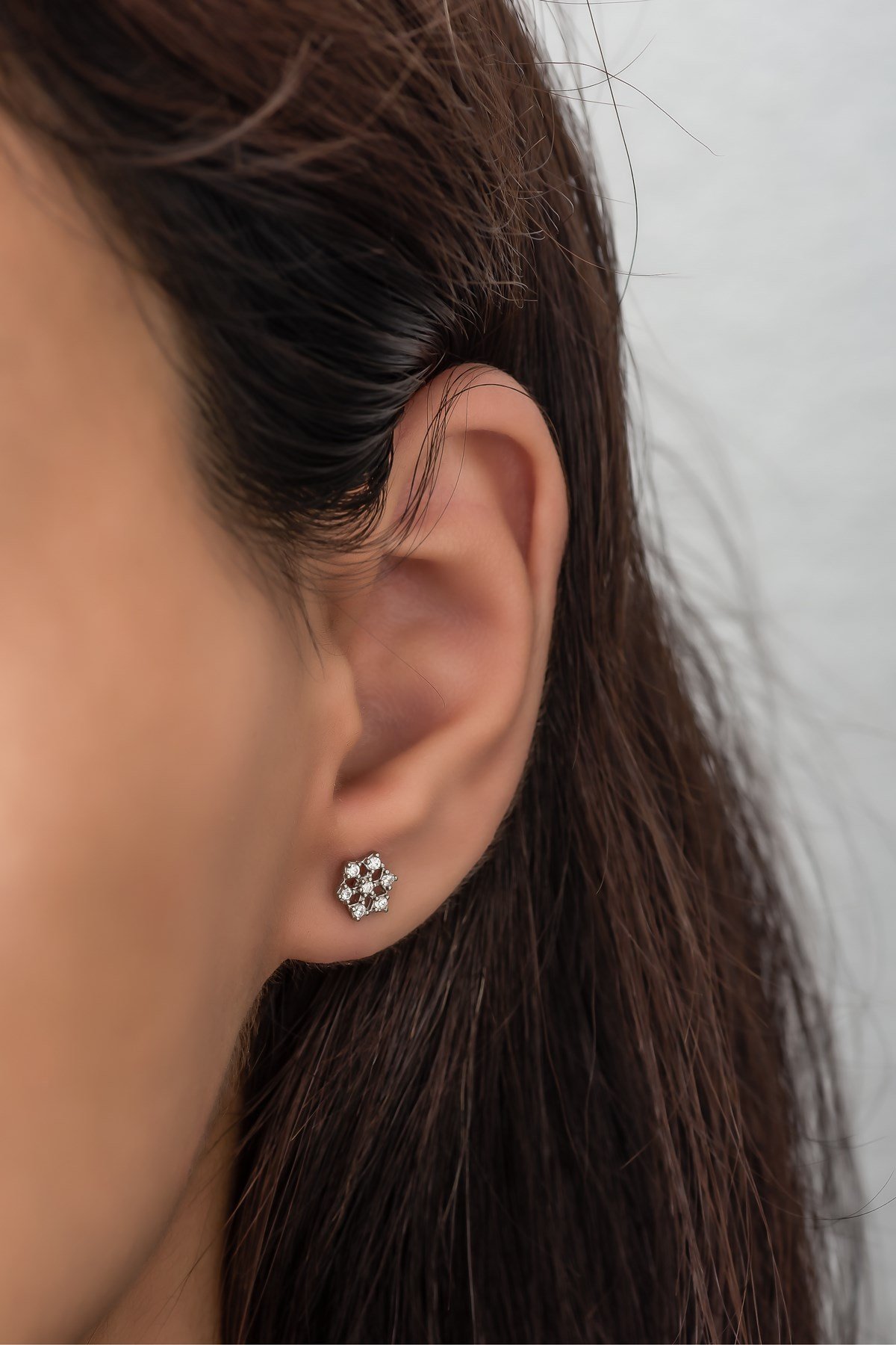 925 Ayar Gümüş Minik Beyaz Kartanesi Küpe