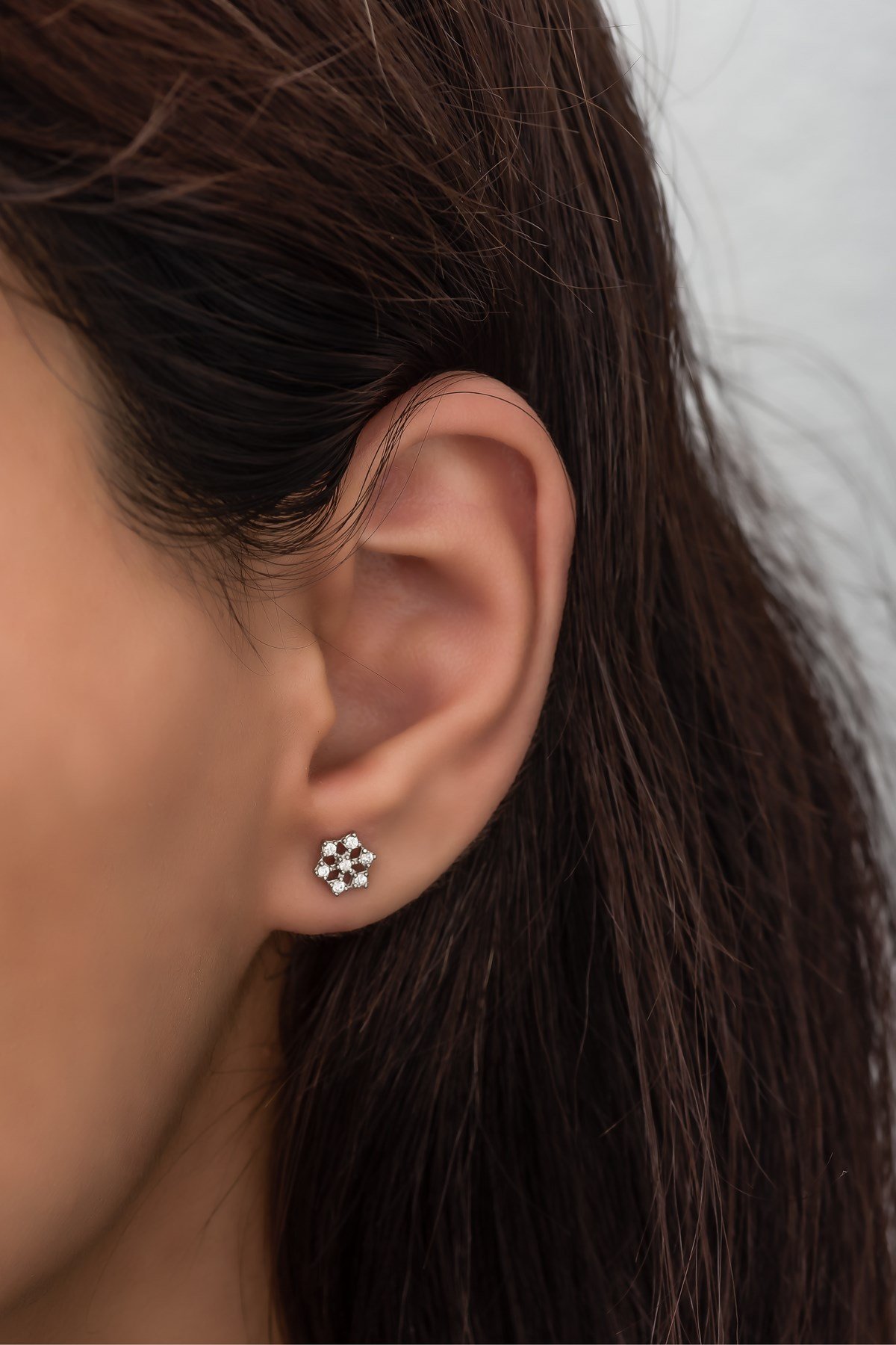 925 Ayar Gümüş Minik Beyaz Kartanesi Küpe