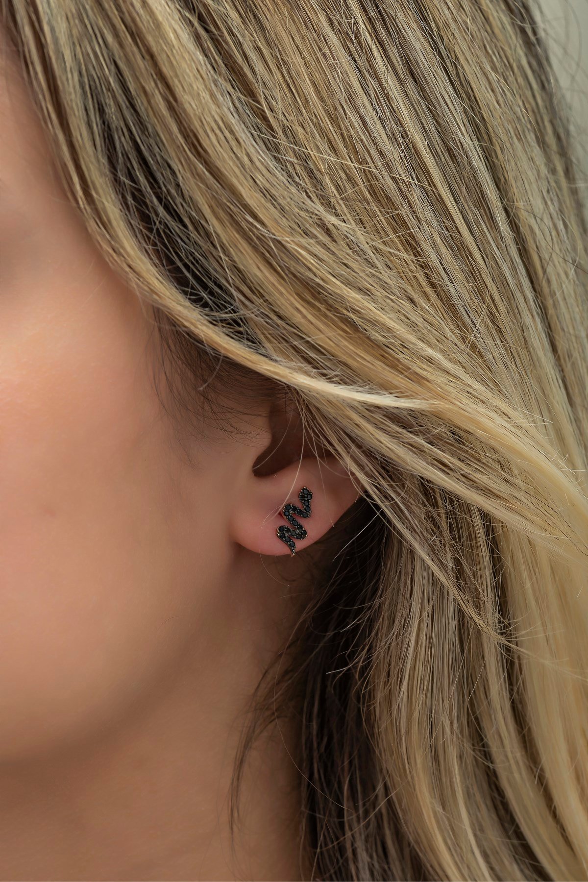 925 Ayar Gümüş Minik Siyah Zirkon Taşlı Yılan Küpe