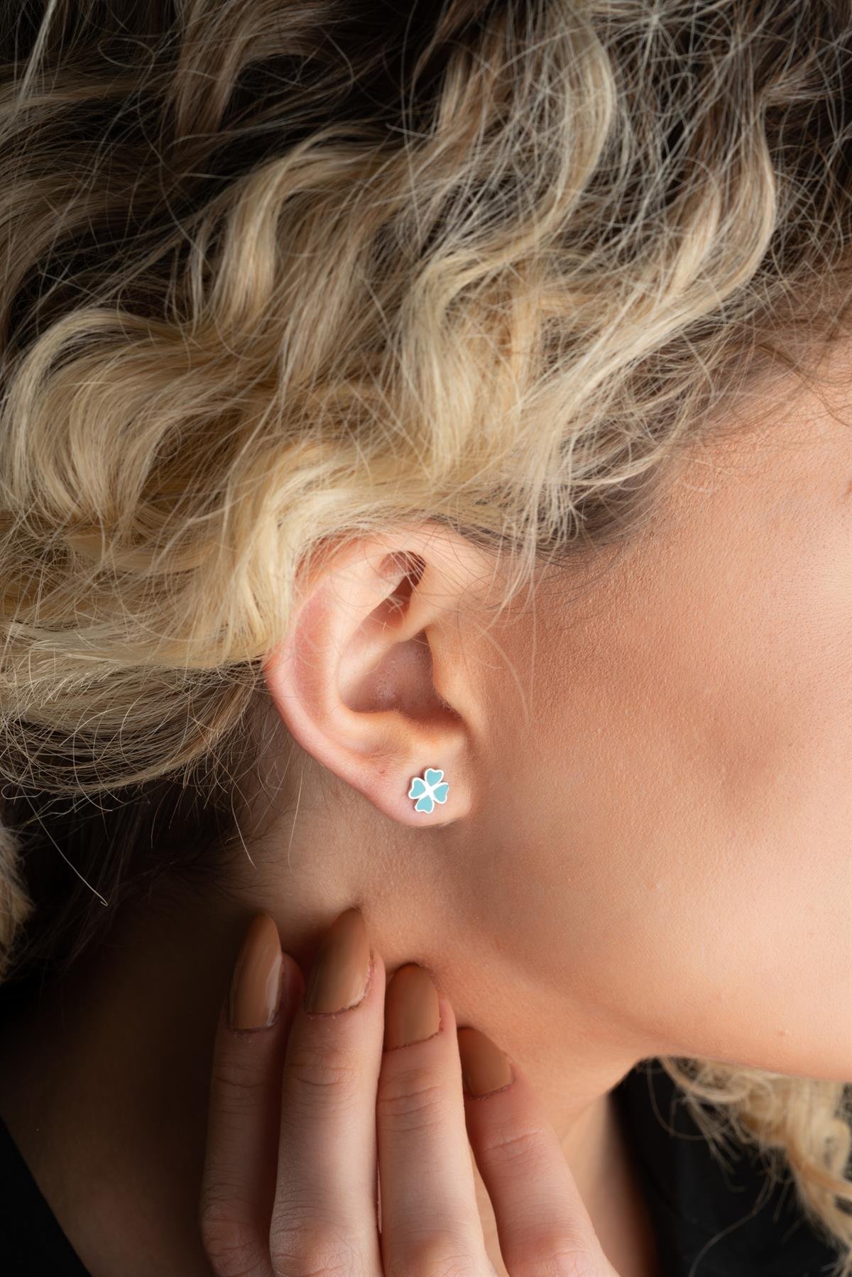 925 Ayar Gümüş Minimal Turkuaz Mineli Yonca Küpe