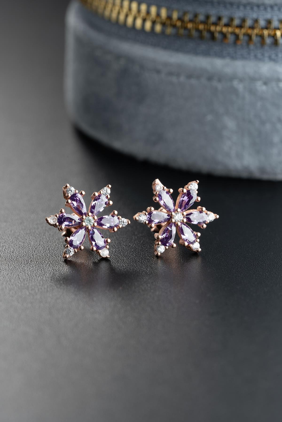 925 Ayar Gümüş Mor Taşlı Kamelya Çiçeği Küpe