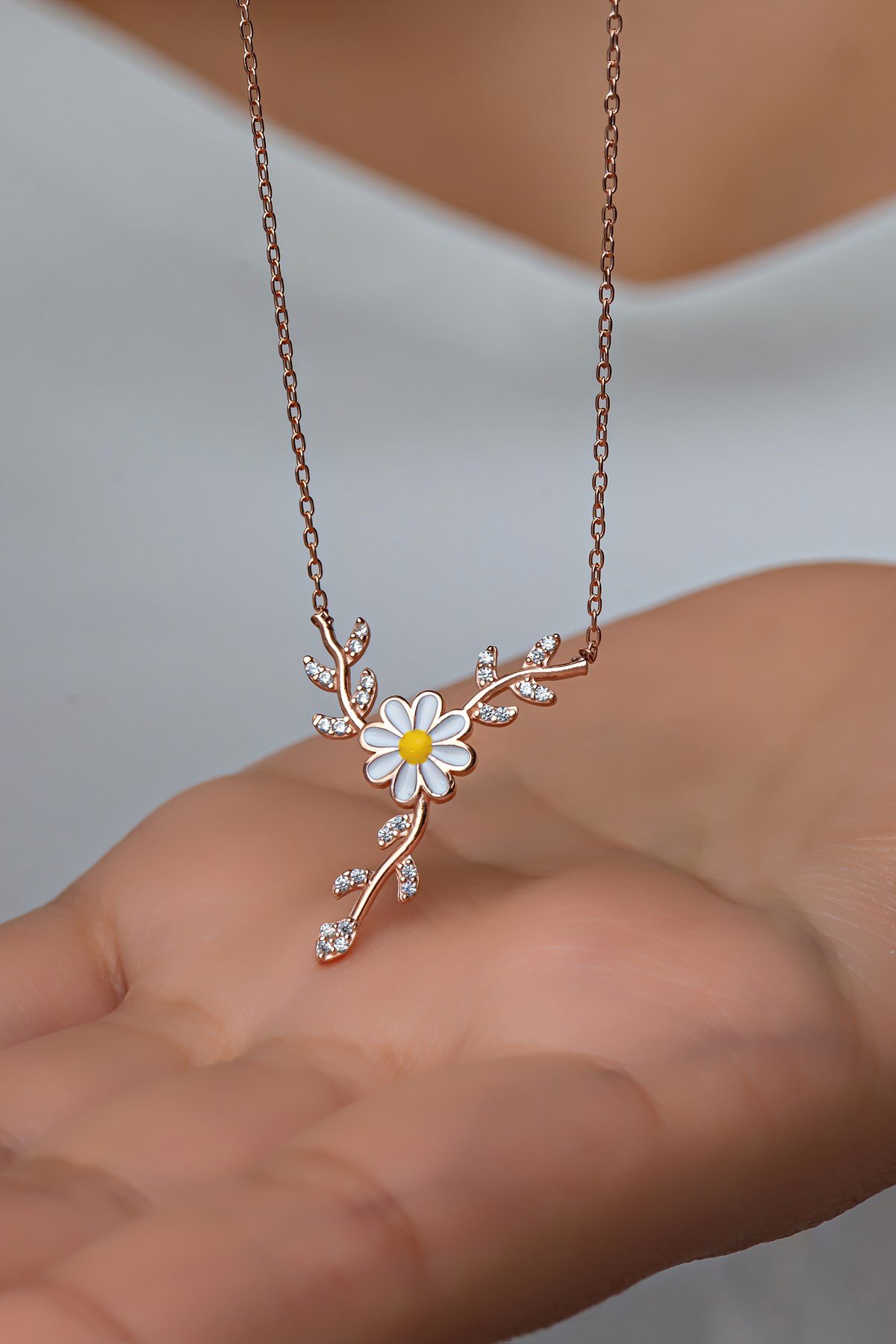 925 Ayar Gümüş Papatya Detaylı Daldaki Kelebek Kolye