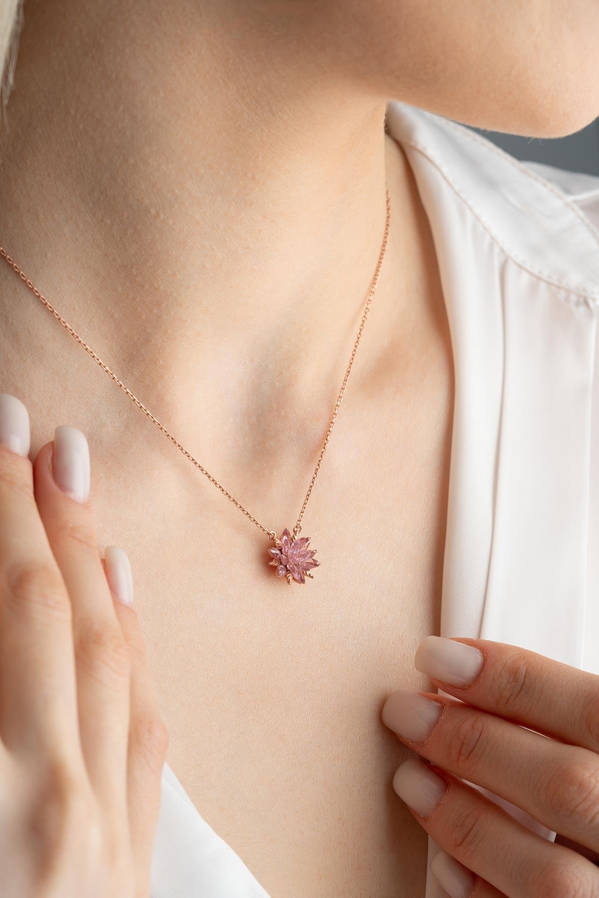 925 Ayar Gümüş Pembe Taşlı Lotus Çiçeği Kolye
