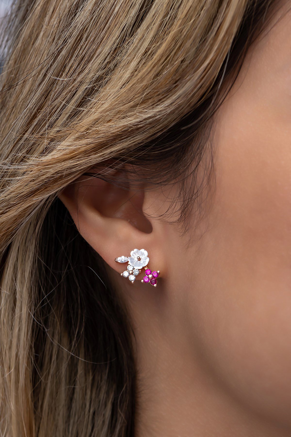 925 Ayar Gümüş Pembe Yonca Detaylı Manolya ÇiçeğiKüpe