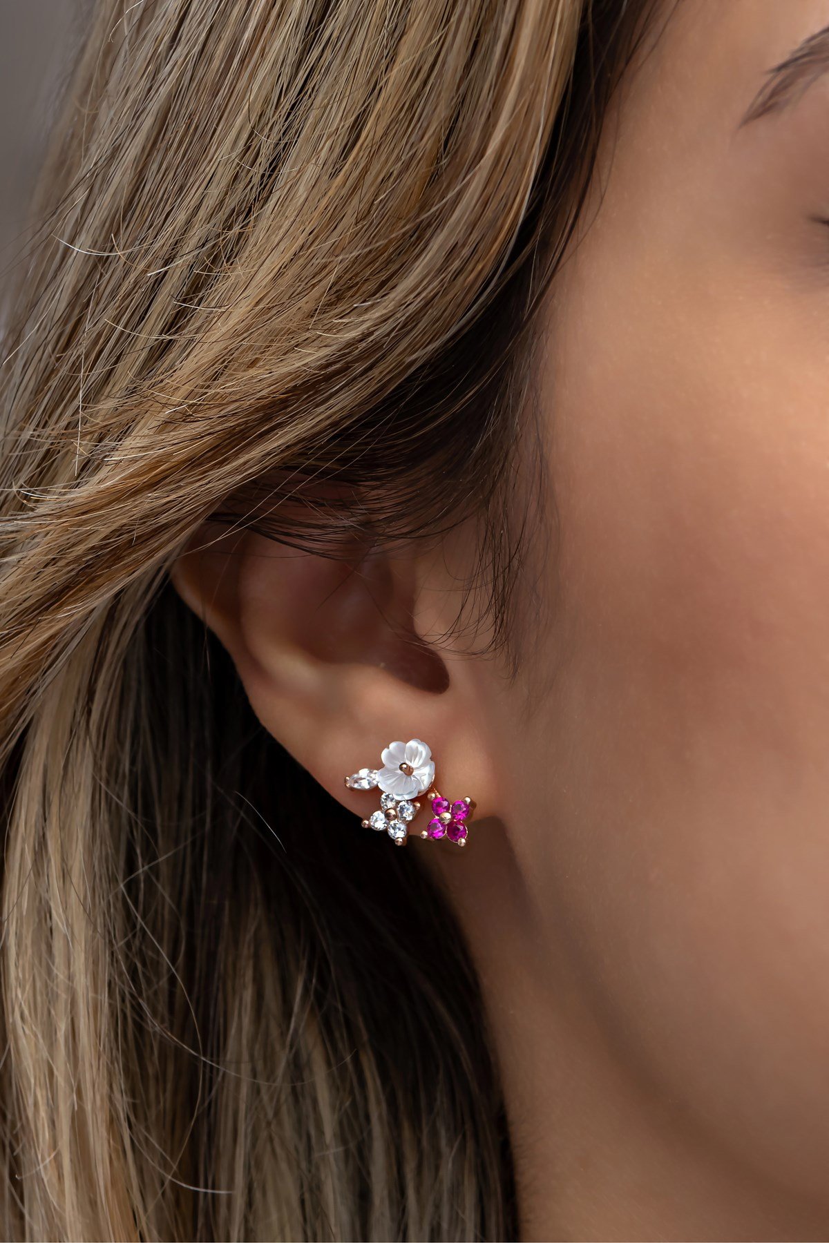 925 Ayar Gümüş Pembe Yonca Detaylı Manolya ÇiçeğiKüpe