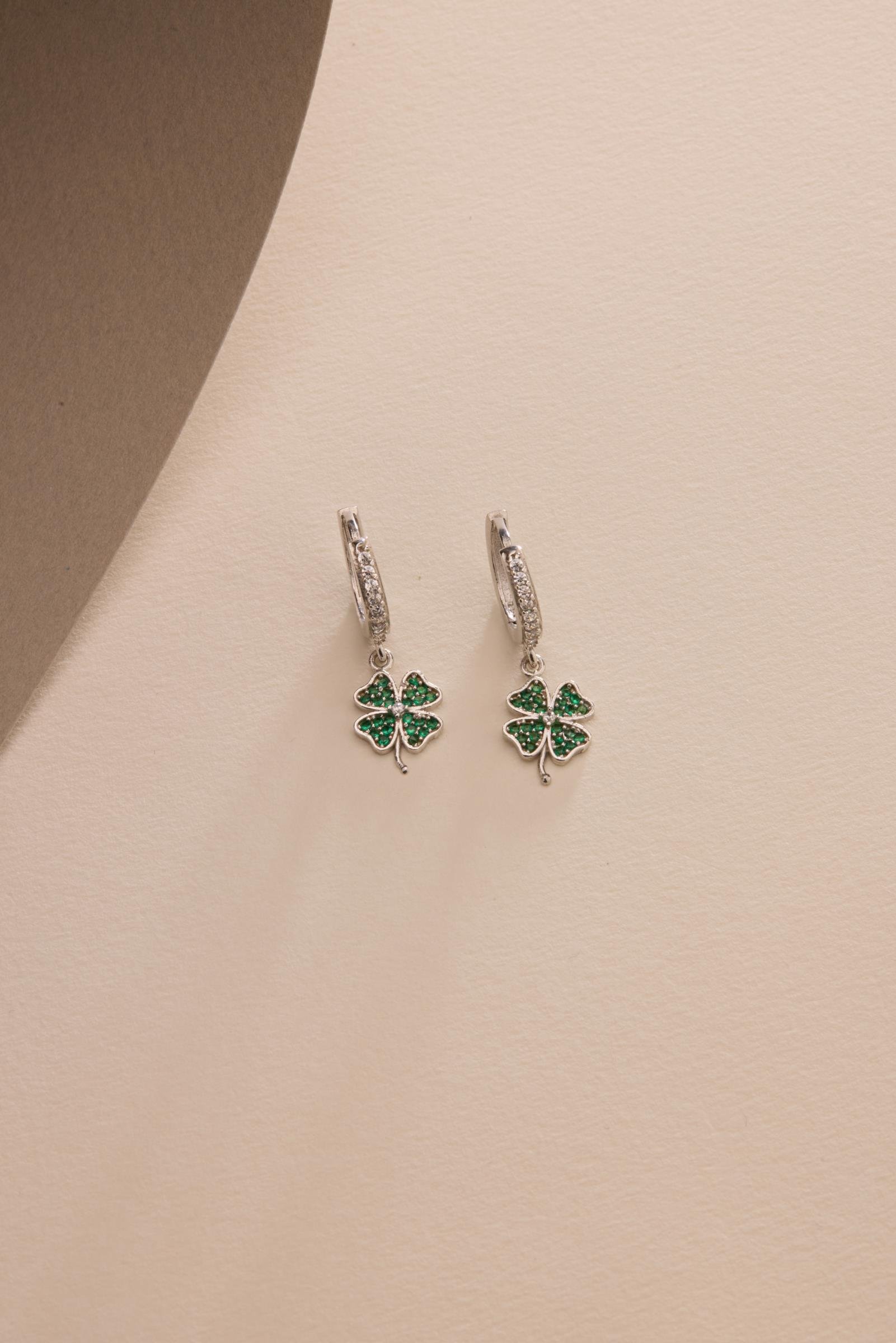 925 Ayar Gümüş Rodyum Kaplama 10 mm Sallantılı Yeşil Yonca Küpe