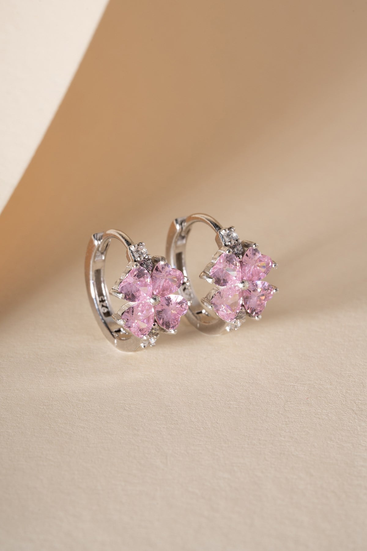 925 Ayar Gümüş Rodyum Kaplama 15 mm Pembe Taşlı Yonca Model Küpe
