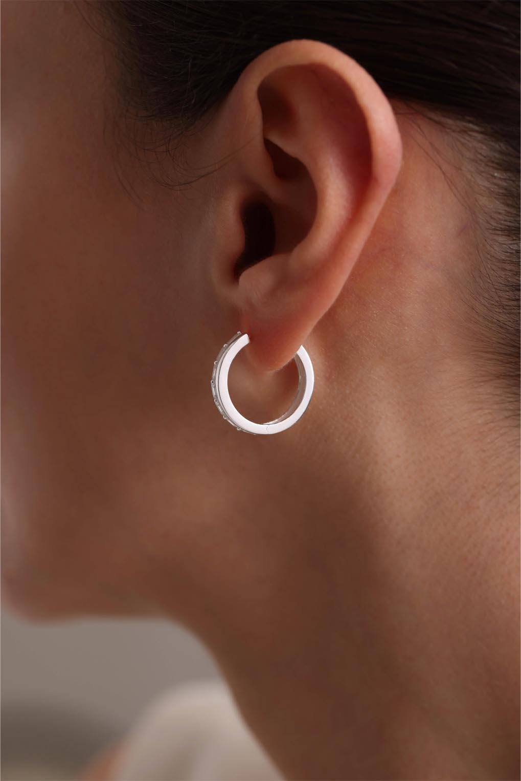 925 Ayar Gümüş Rodyum Kaplama 20 Mm Halka Baget Taşlı Küpe