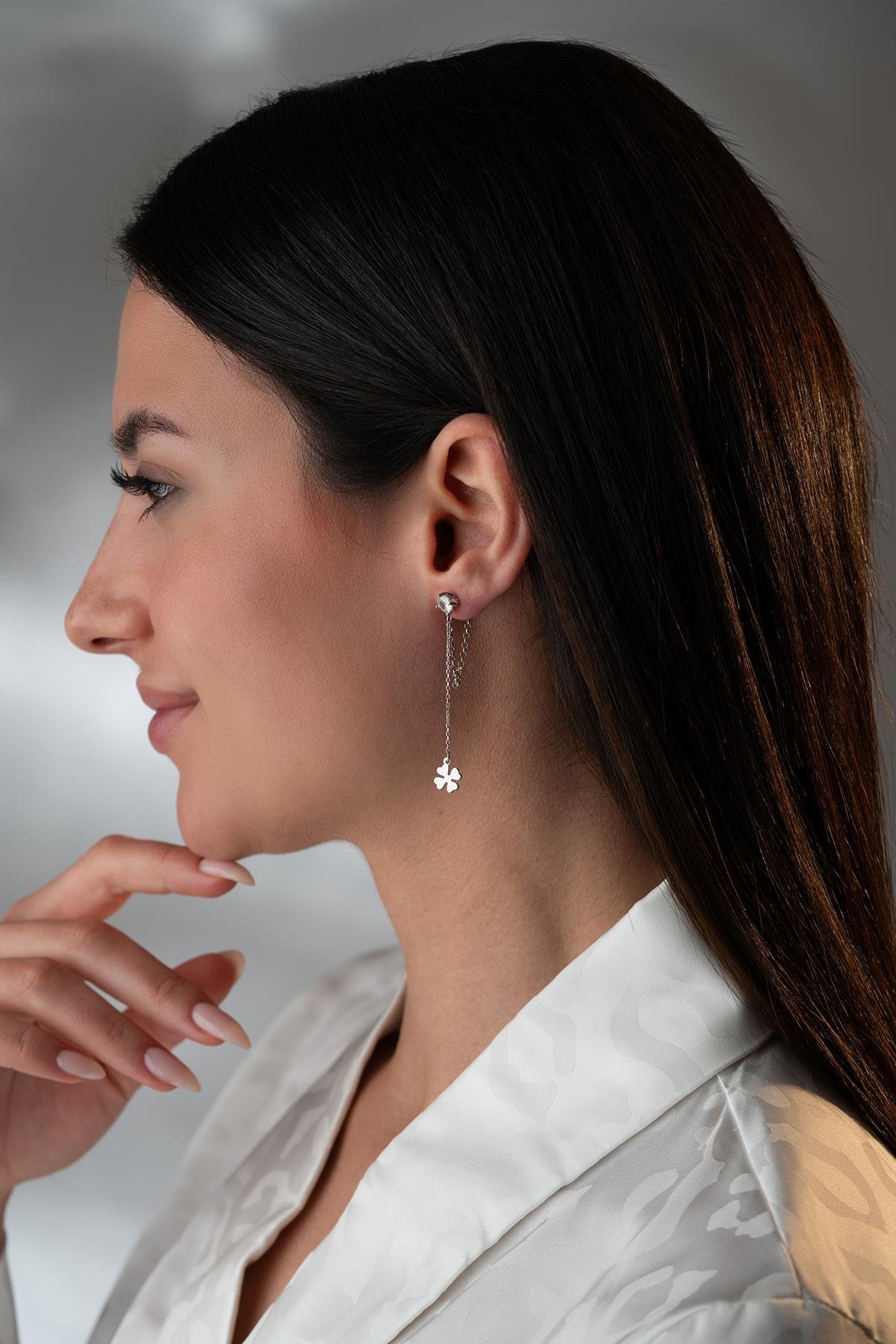 925 Ayar Gümüş Rodyum Kaplama 5 Mm Tektaş Sallantılı Zincir Dört Yapraklı Yonca Küpe