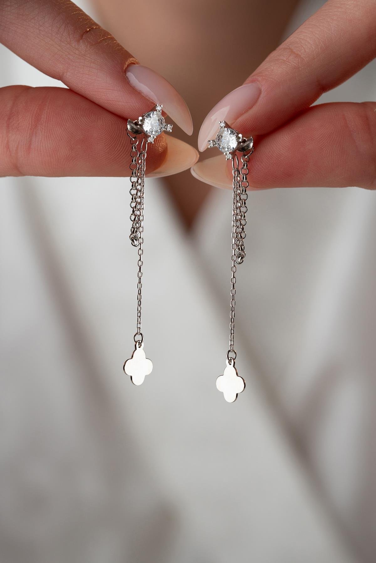 925 Ayar Gümüş Rodyum Kaplama 5 Mm Tektaş Sallantılı Zincir Sade Yonca Model Küpe