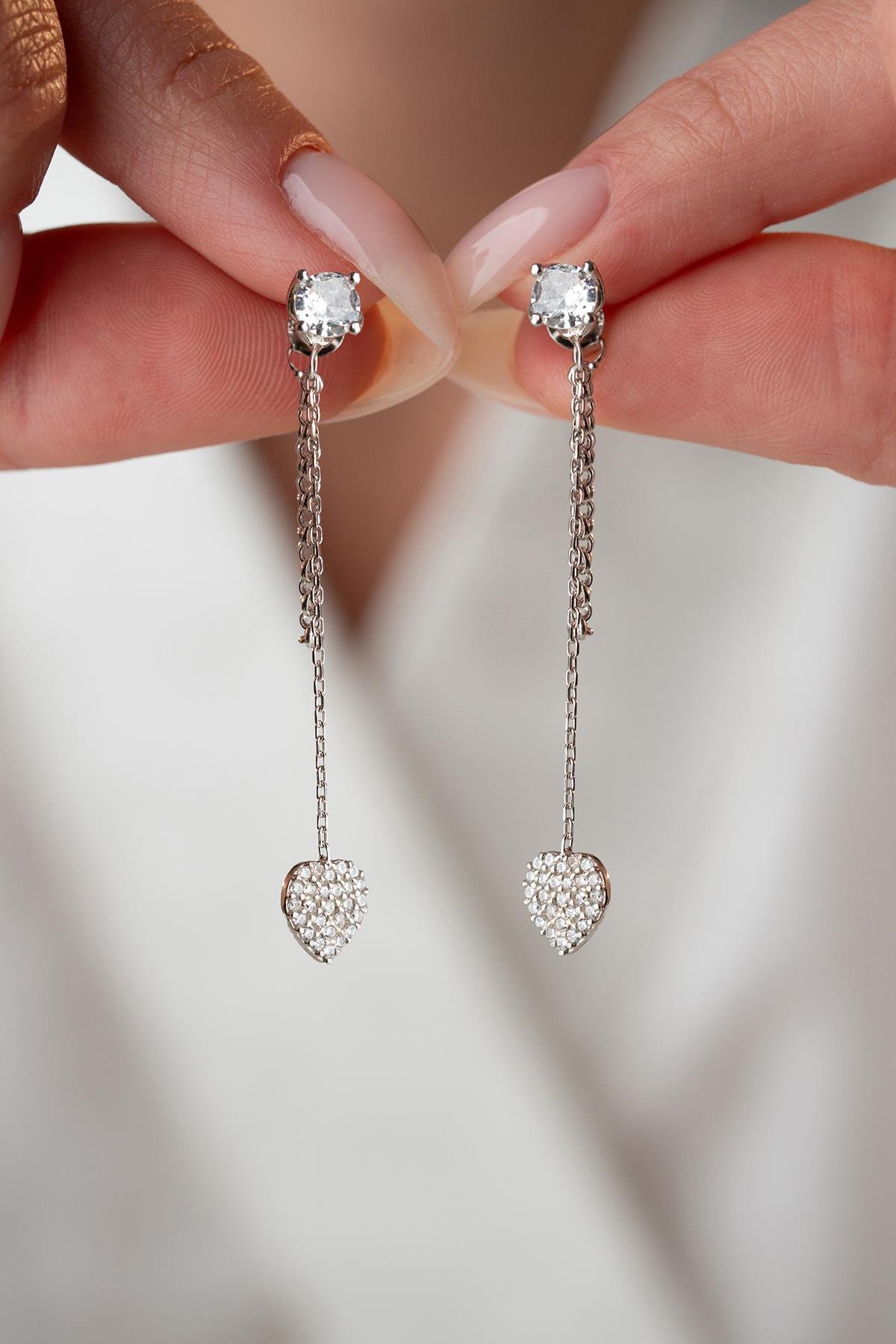 925 Ayar Gümüş Rodyum Kaplama 5 Mm Tektaş Sallantılı Zincir Kalp Model Küpe