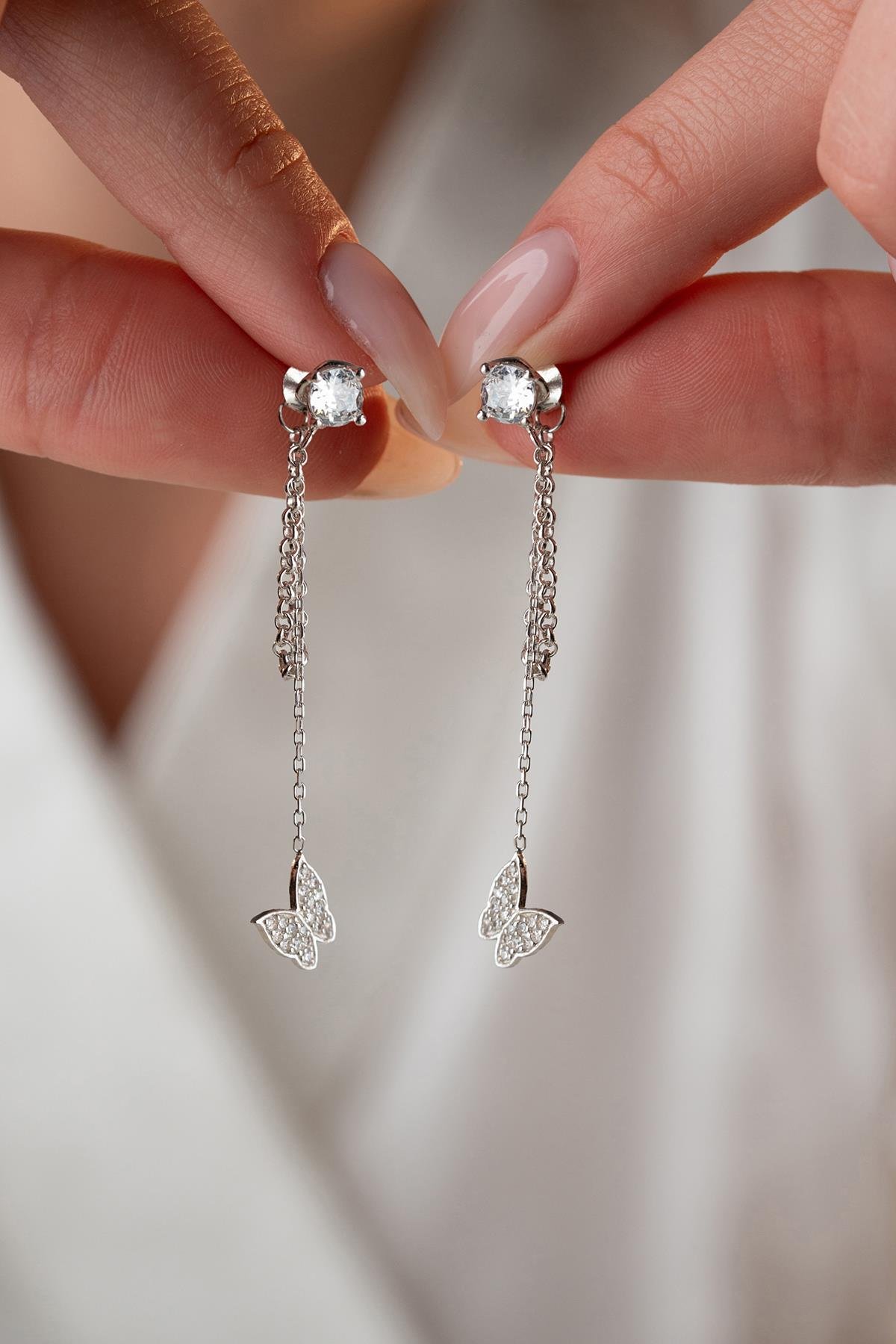 925 Ayar Gümüş Rodyum Kaplama 5 Mm Tektaş Sallantılı Zincir Zirkon Taşlı Kelebek Küpe