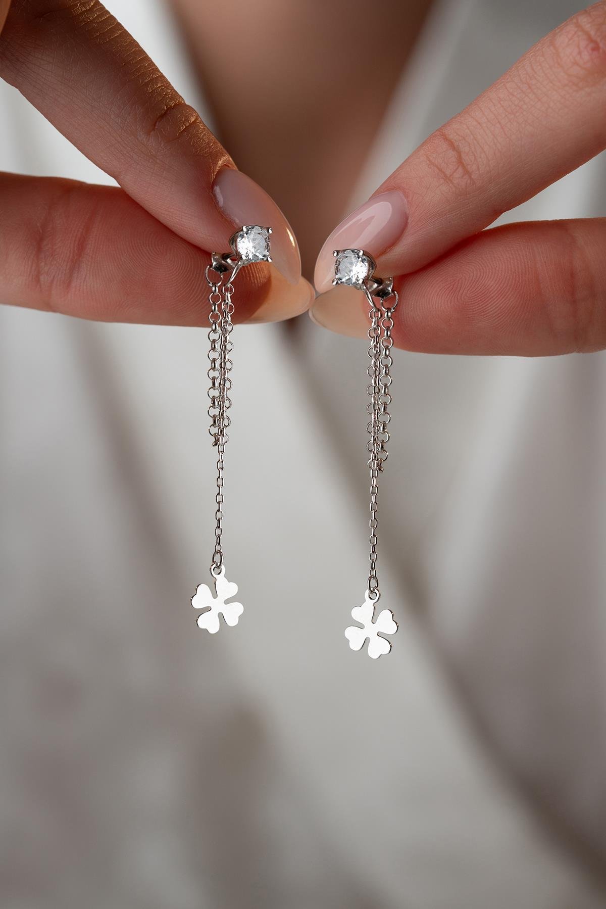 925 Ayar Gümüş Rodyum Kaplama 5 Mm Tektaş Sallantılı Zincir Dört Yapraklı Yonca Küpe