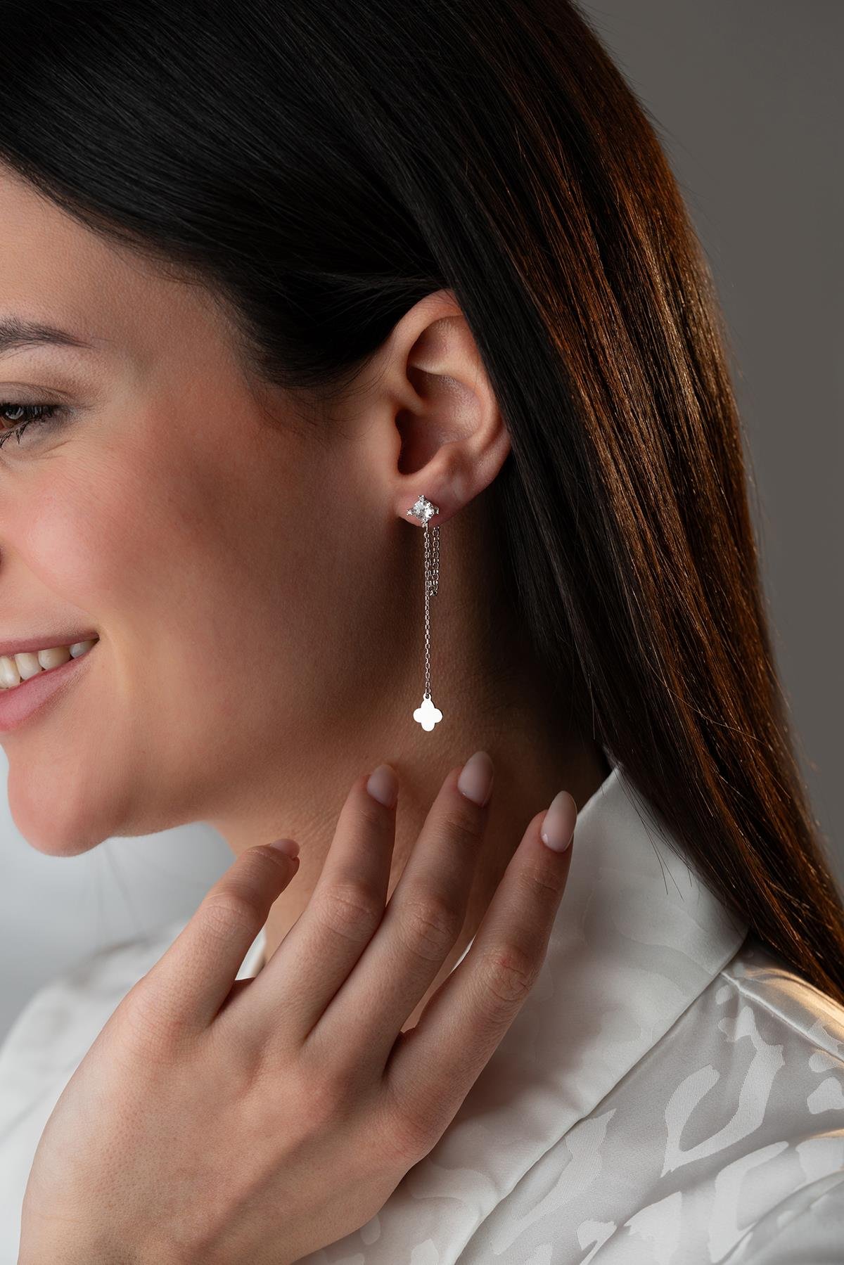 925 Ayar Gümüş Rodyum Kaplama 5 Mm Tektaş Sallantılı Zincir Sade Yonca Model Küpe