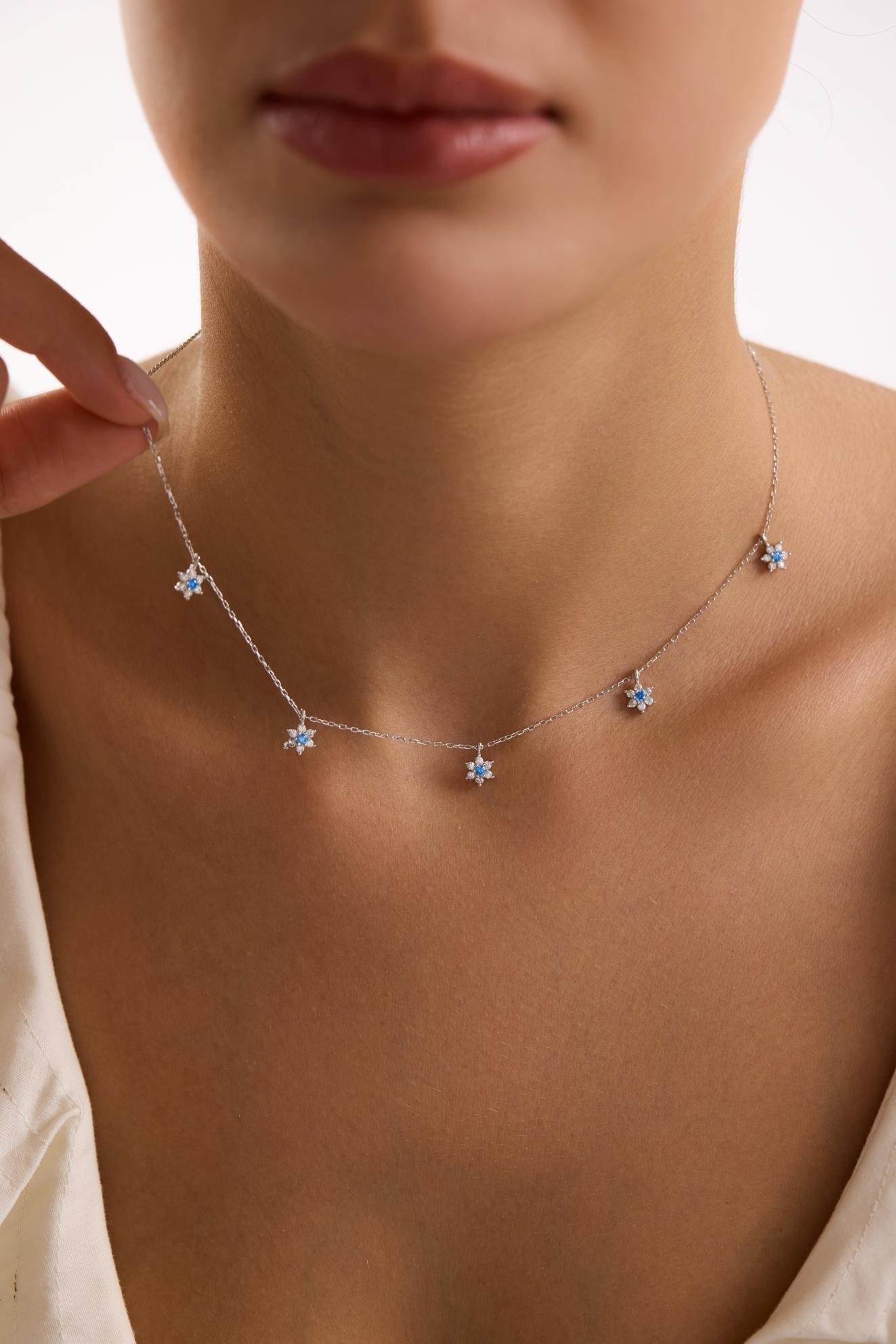 925 Ayar Gümüş Rodyum Kaplama Aquamarin Taşlı Minimal Çiçek Şans Kolye