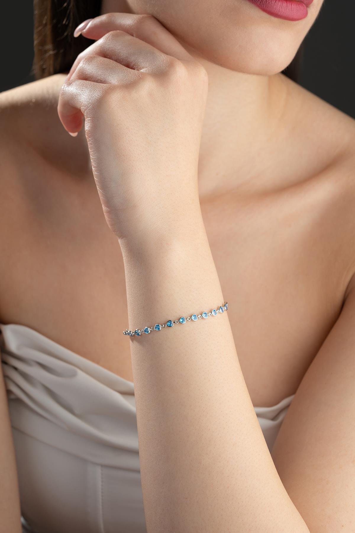 925 Ayar Gümüş Rodyum Kaplama Aquamarin Taşlı Sıralı Kalpli Bileklik