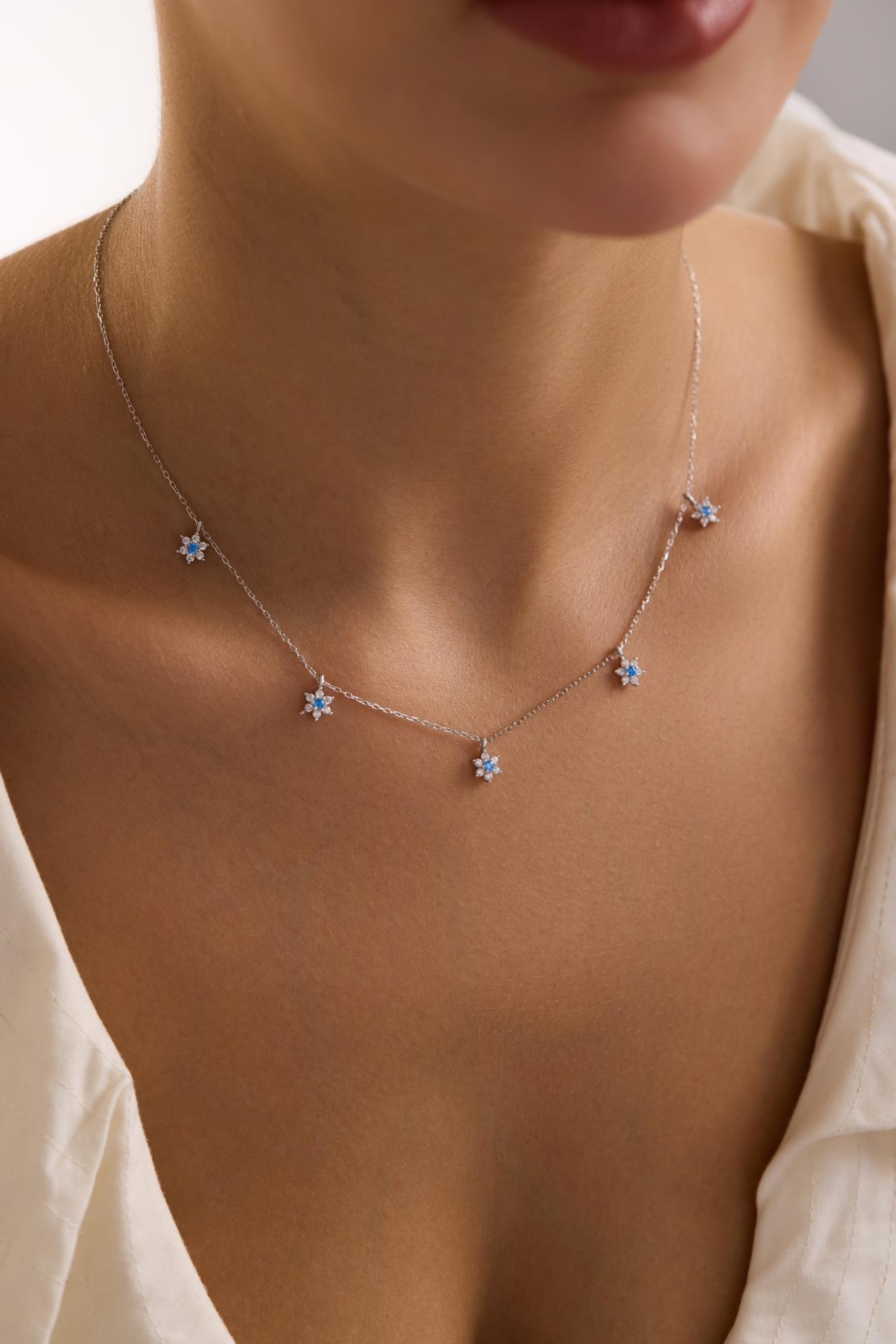 925 Ayar Gümüş Rodyum Kaplama Aquamarin Taşlı Minimal Çiçek Şans Kolye