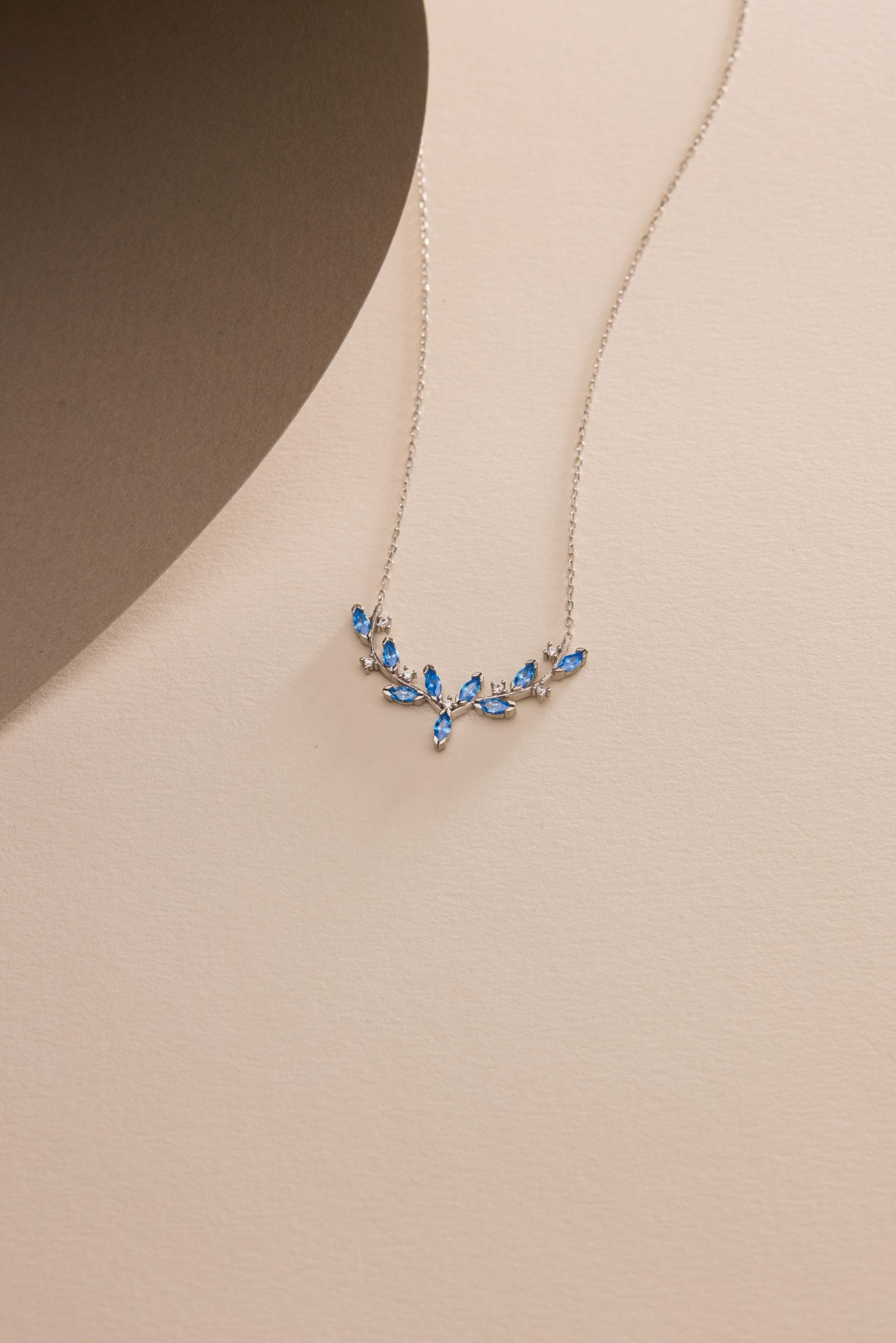 925 Ayar Gümüş Rodyum Kaplama Aquamarin Mekik Taşlı Zarif Sarmaşık Kolye