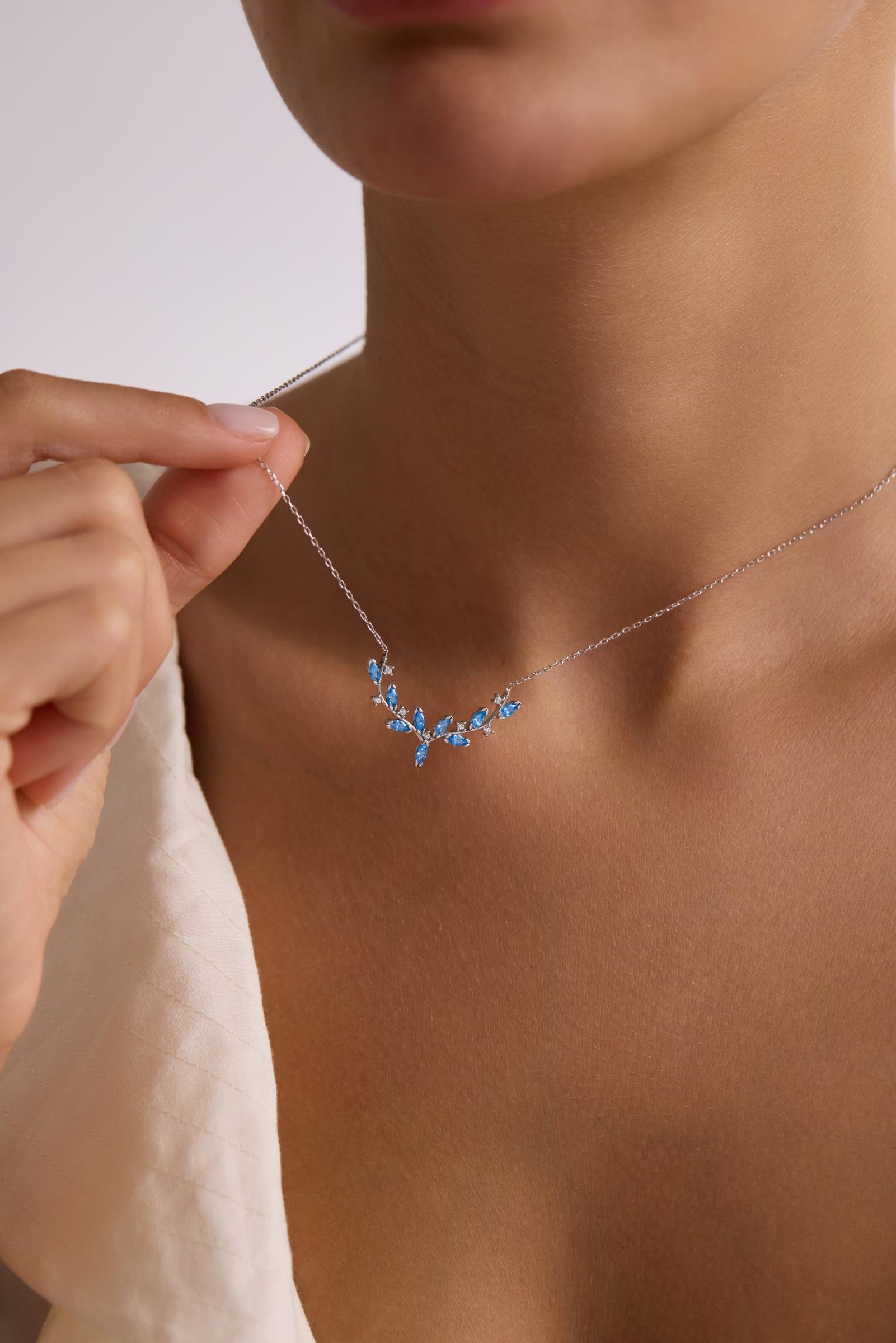 925 Ayar Gümüş Rodyum Kaplama Aquamarin Mekik Taşlı Zarif Sarmaşık Kolye