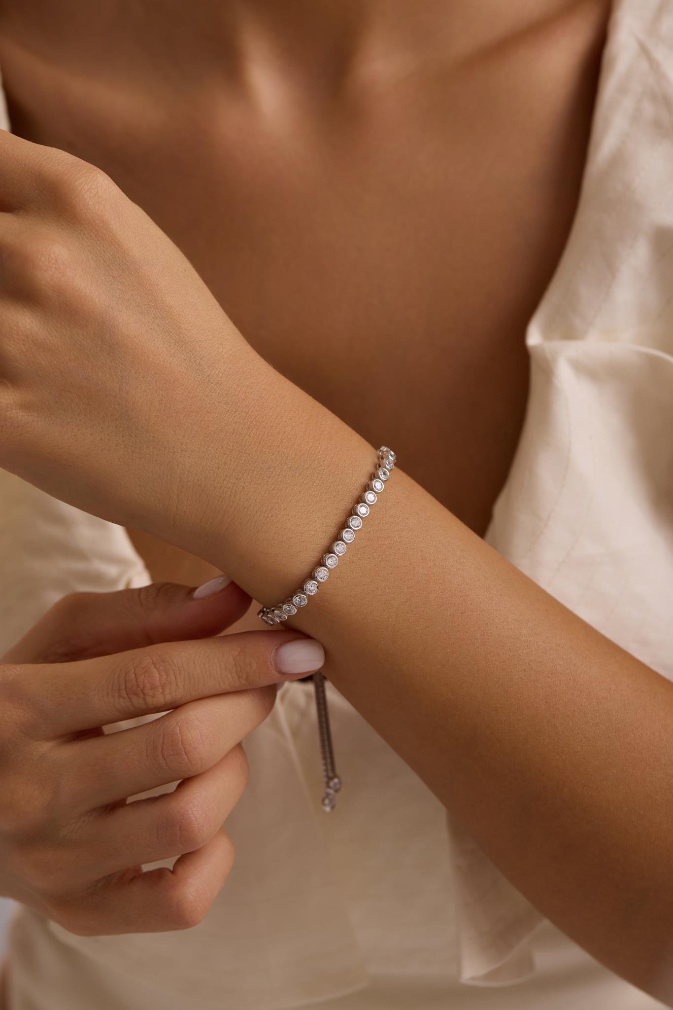 925 Ayar Gümüş Rodyum Kaplama Ayarlanabilir Asansörlü Su Yolu 4 mm Zirkon Taşlı Bileklik