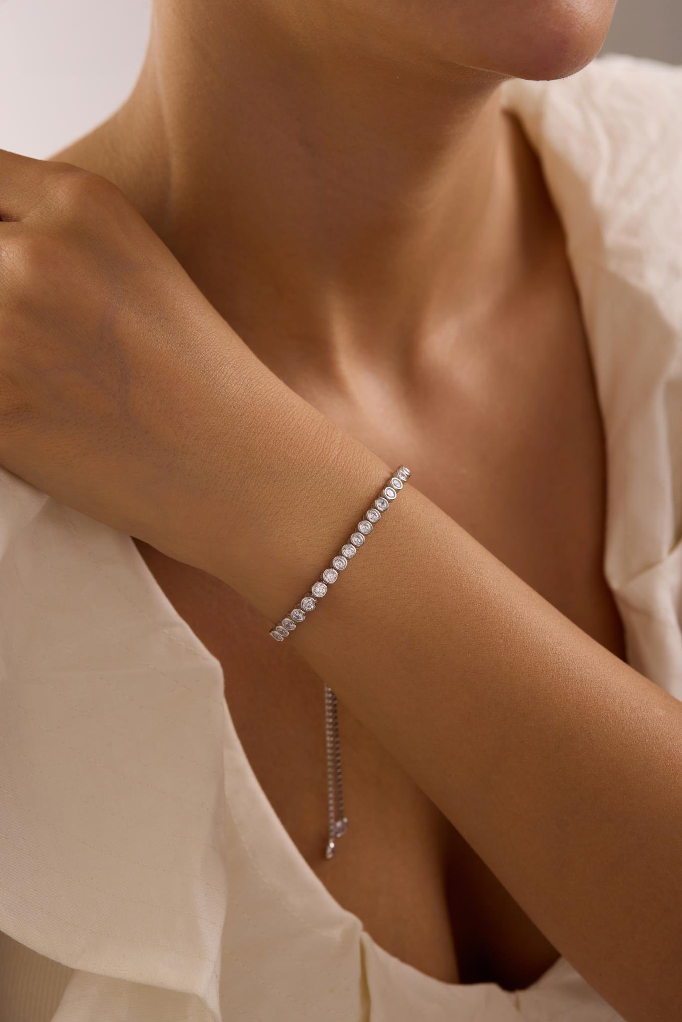 925 Ayar Gümüş Rodyum Kaplama Ayarlanabilir Asansörlü Su Yolu 4 mm Zirkon Taşlı Bileklik