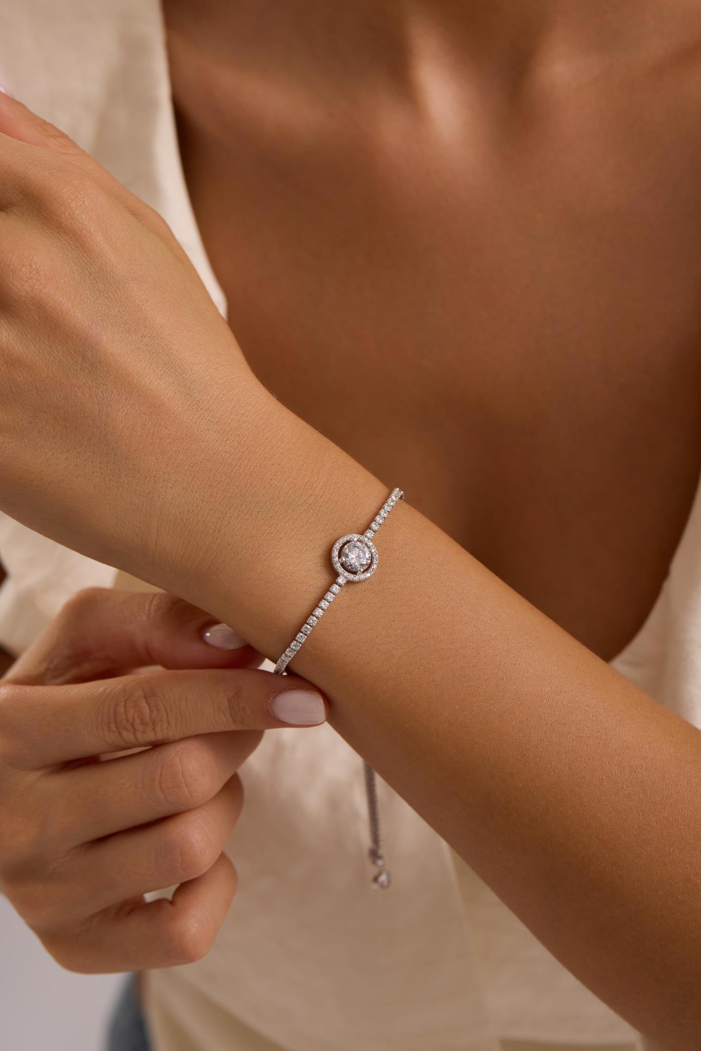 925 Ayar Gümüş Rodyum Kaplama Ayarlanabilir Asansörlü Su Yolu 7 mm Yuvarlak Tektaş Model Bileklik