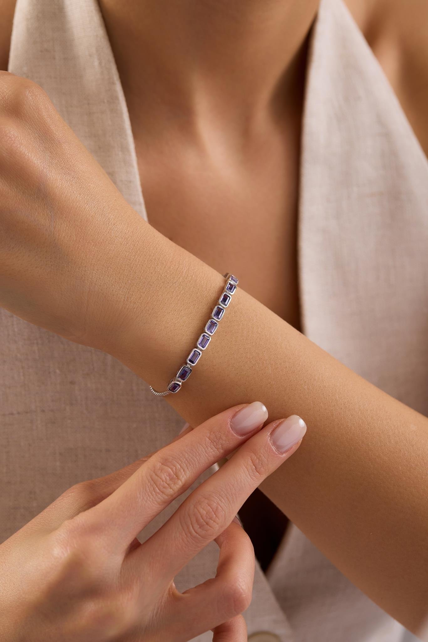 925 Ayar Gümüş Rodyum Kaplama Ayarlanabilir Asansörlü Sıralı Mor Baget Taşlı Bileklik