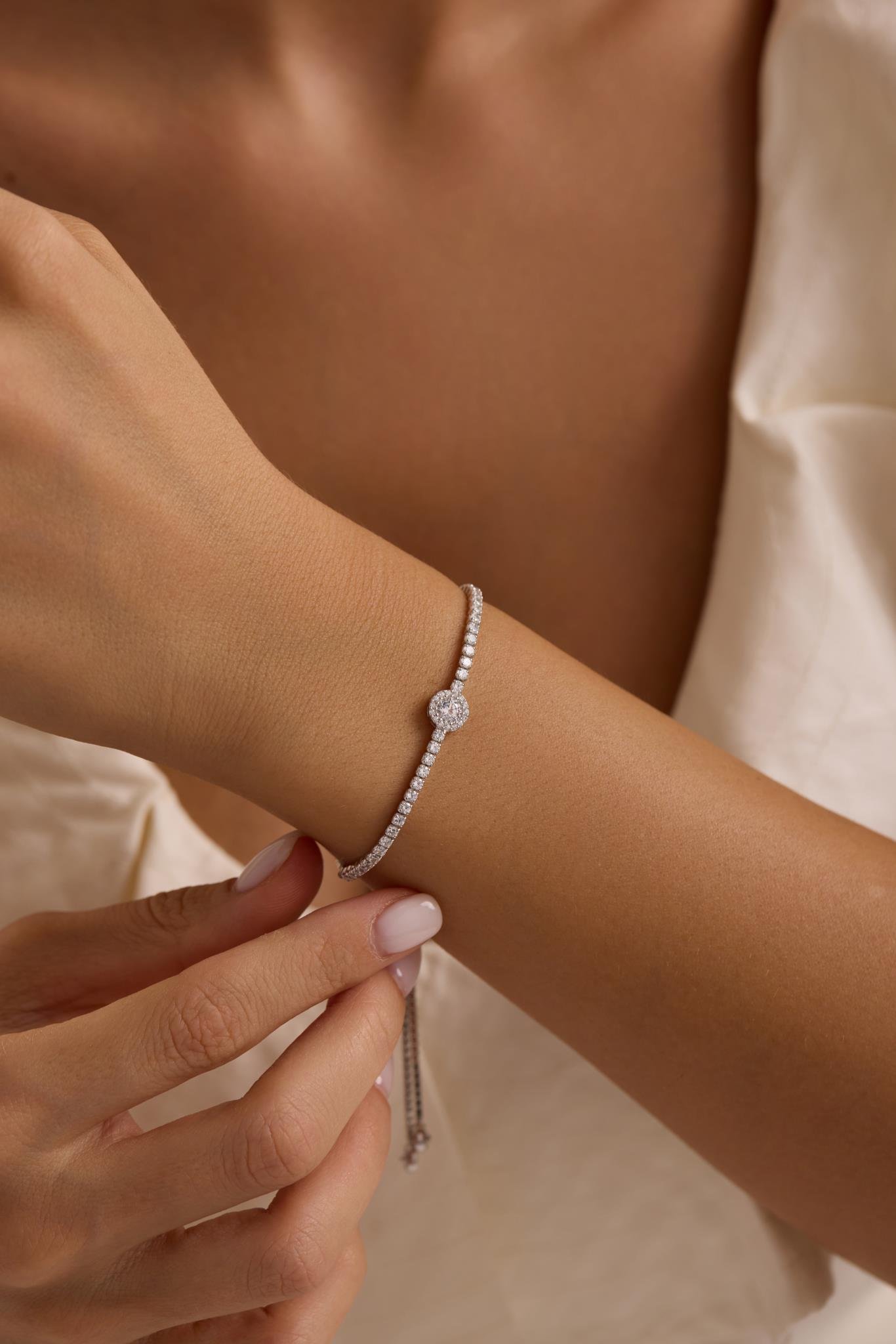 925 Ayar Gümüş Rodyum Kaplama Ayarlanabilir Asansörlü Su Yolu Tektaş Elmas Montür Bileklik