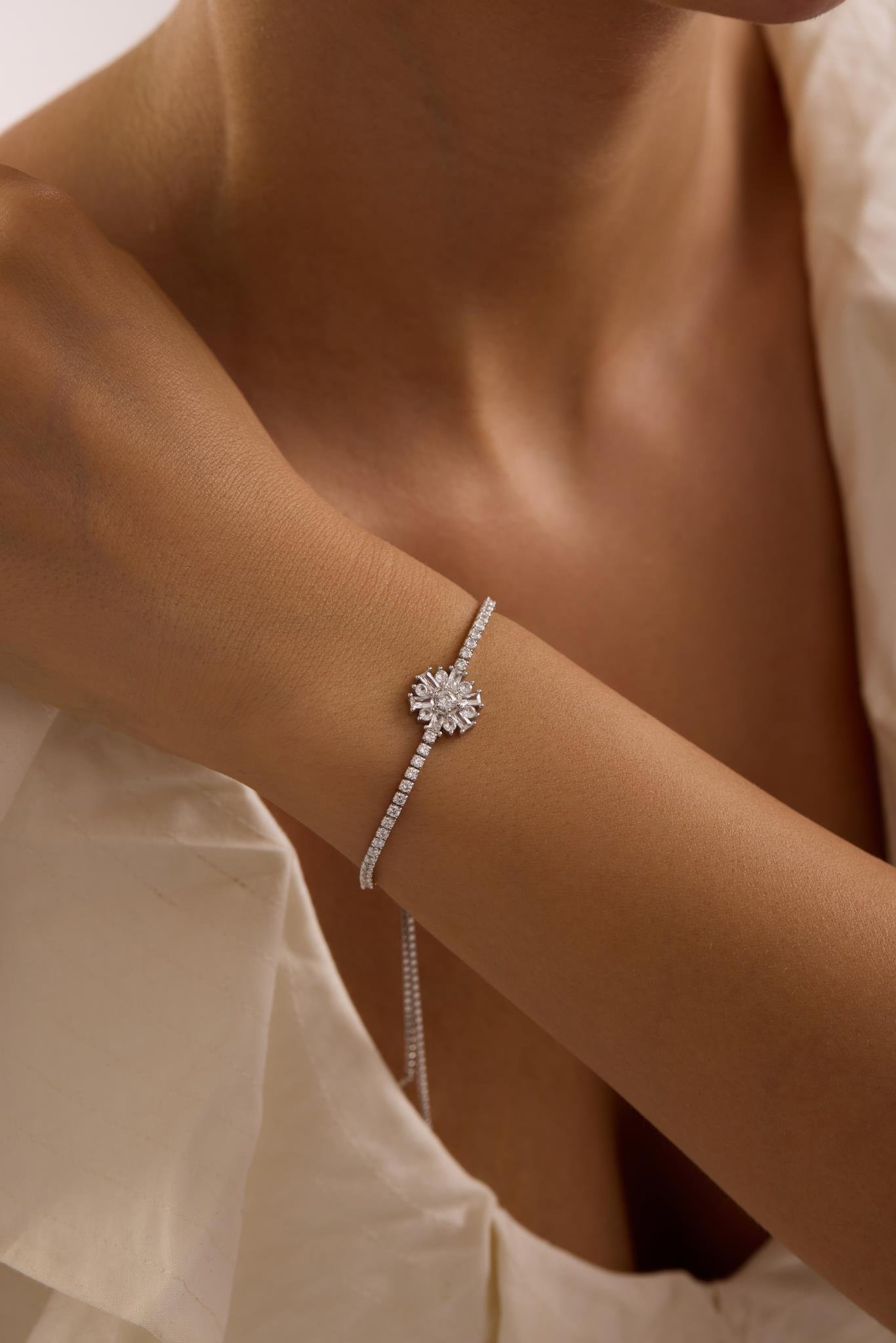 925 Ayar Gümüş Rodyum Kaplama Ayarlanabilir Asansörlü Su Yolu Çiçek Model Bileklik