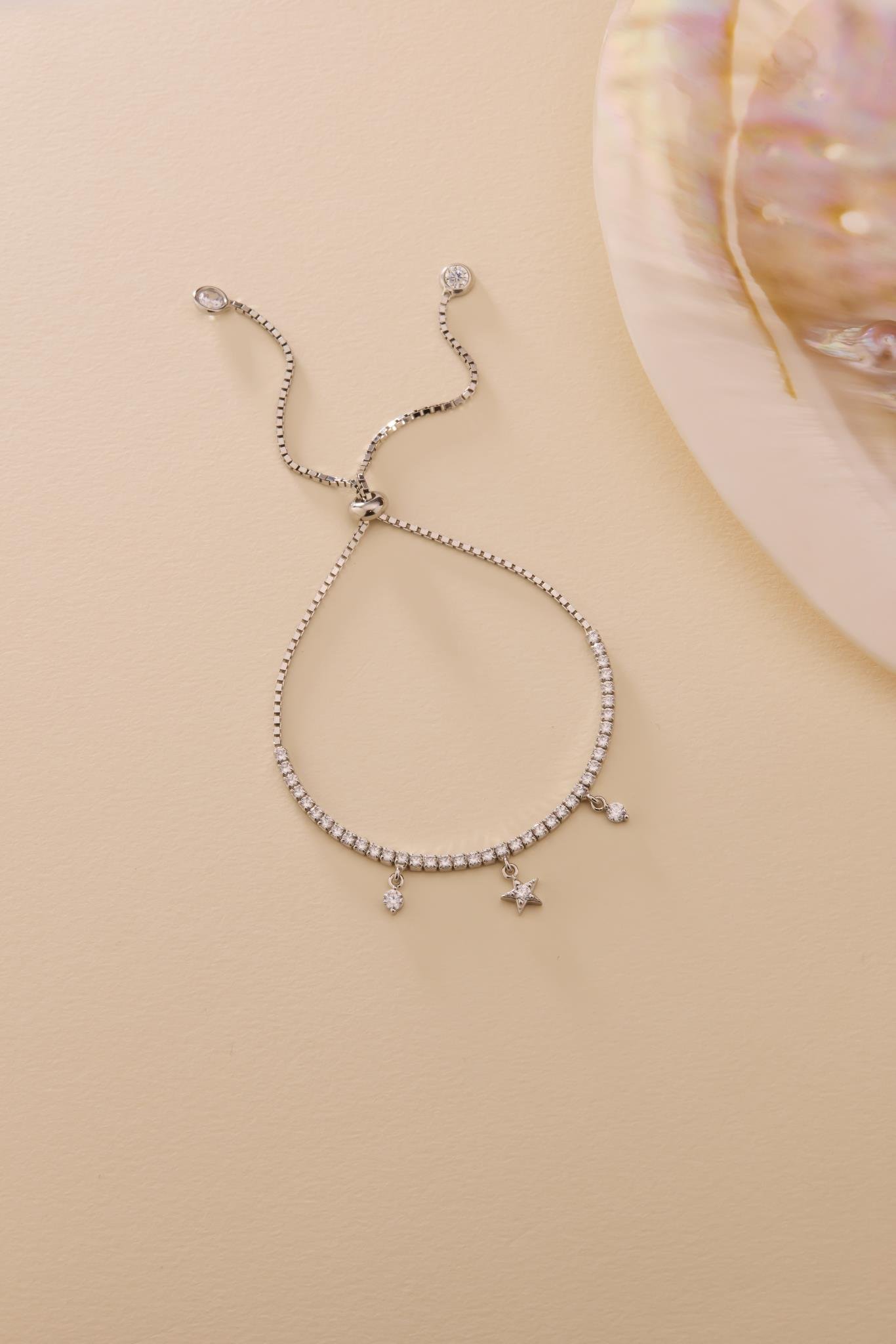 925 Ayar Gümüş Rodyum Kaplama Ayarlanabilir Asansörlü 2 mm Zirkon Taşlı Su Yolu Sallantı Yıldız Model Bileklik