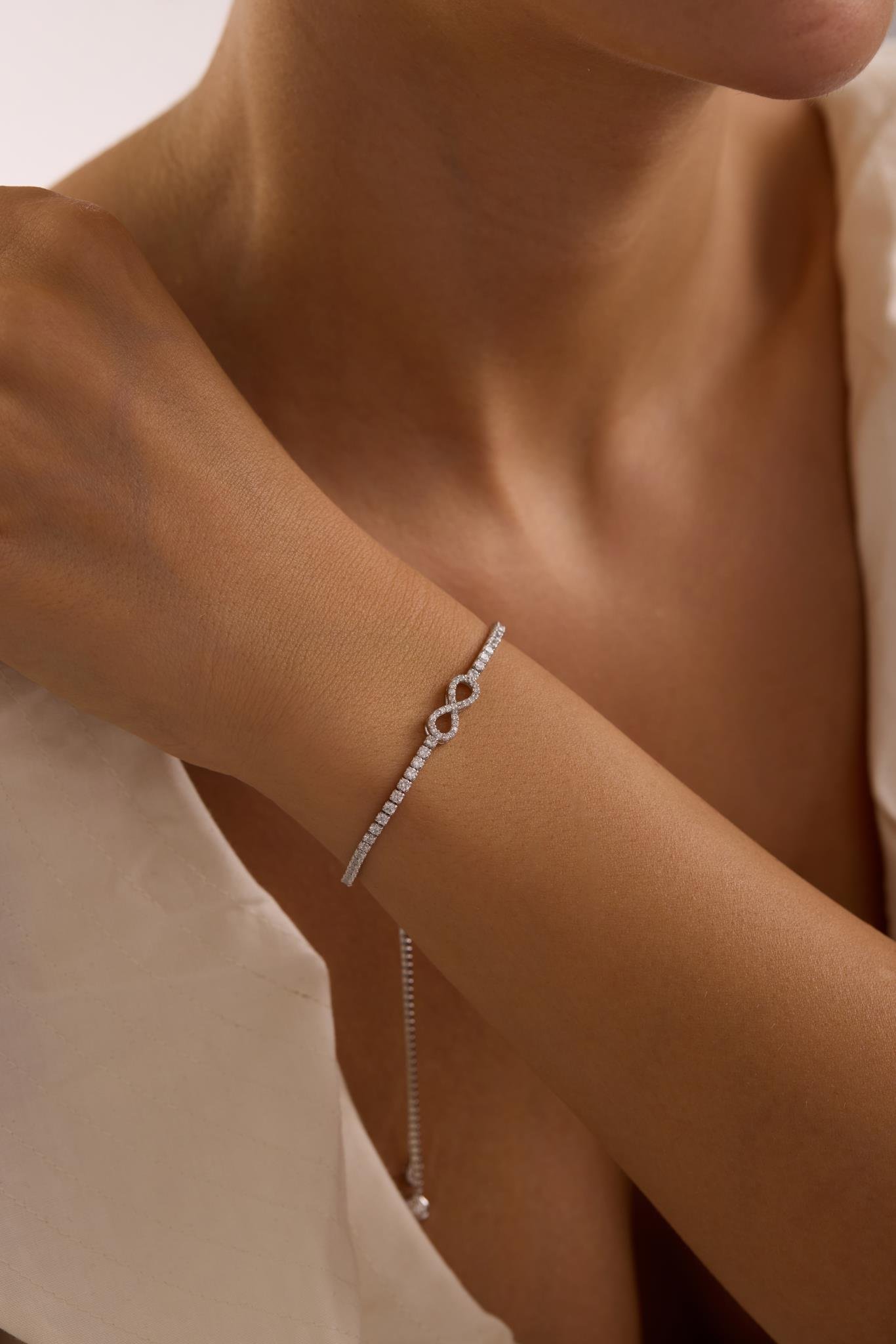 925 Ayar Gümüş Rodyum Kaplama Ayarlanabilir Asansörlü Su Yolu Sonsuzluk Model Bileklik