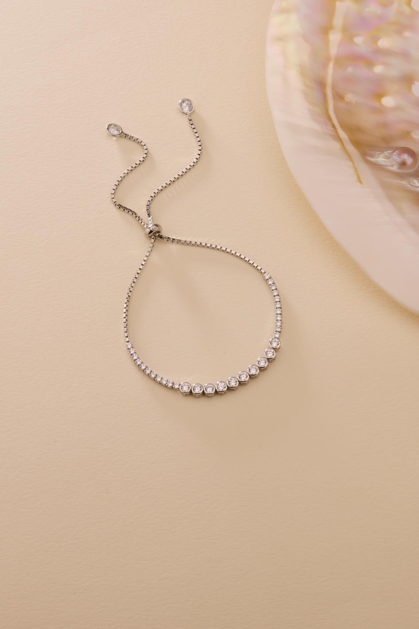 925 Ayar Gümüş Rodyum Kaplama Ayarlanabilir Asansörlü Su Yolu Sıralı 4 mm Taşlı Model Bileklik