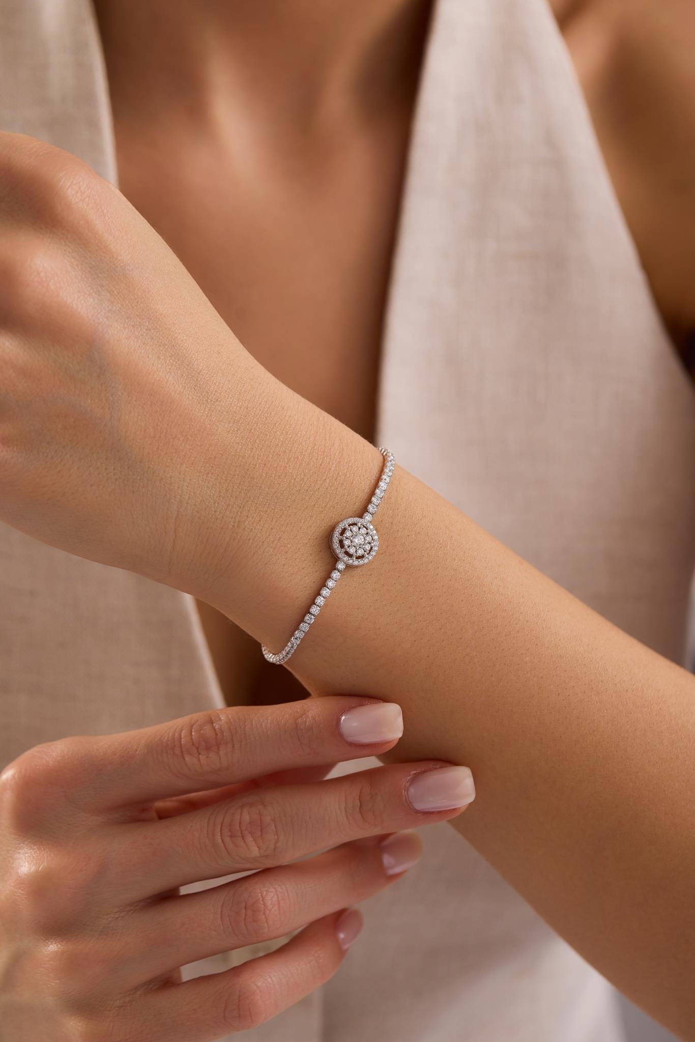 925 Ayar Gümüş Rodyum Kaplama Ayarlanabilir Asansörlü Yuvarlak Zirkon Taşlı Suyolu Bileklik