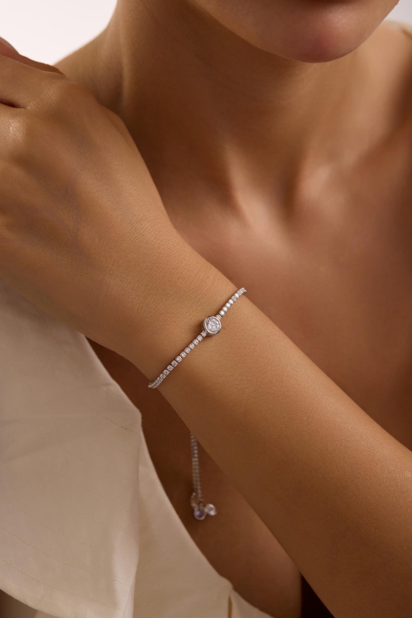 925 Ayar Gümüş Rodyum Kaplama Ayarlanabilir Asansörlü Su Yolu Orta Tektaş Model Bileklik