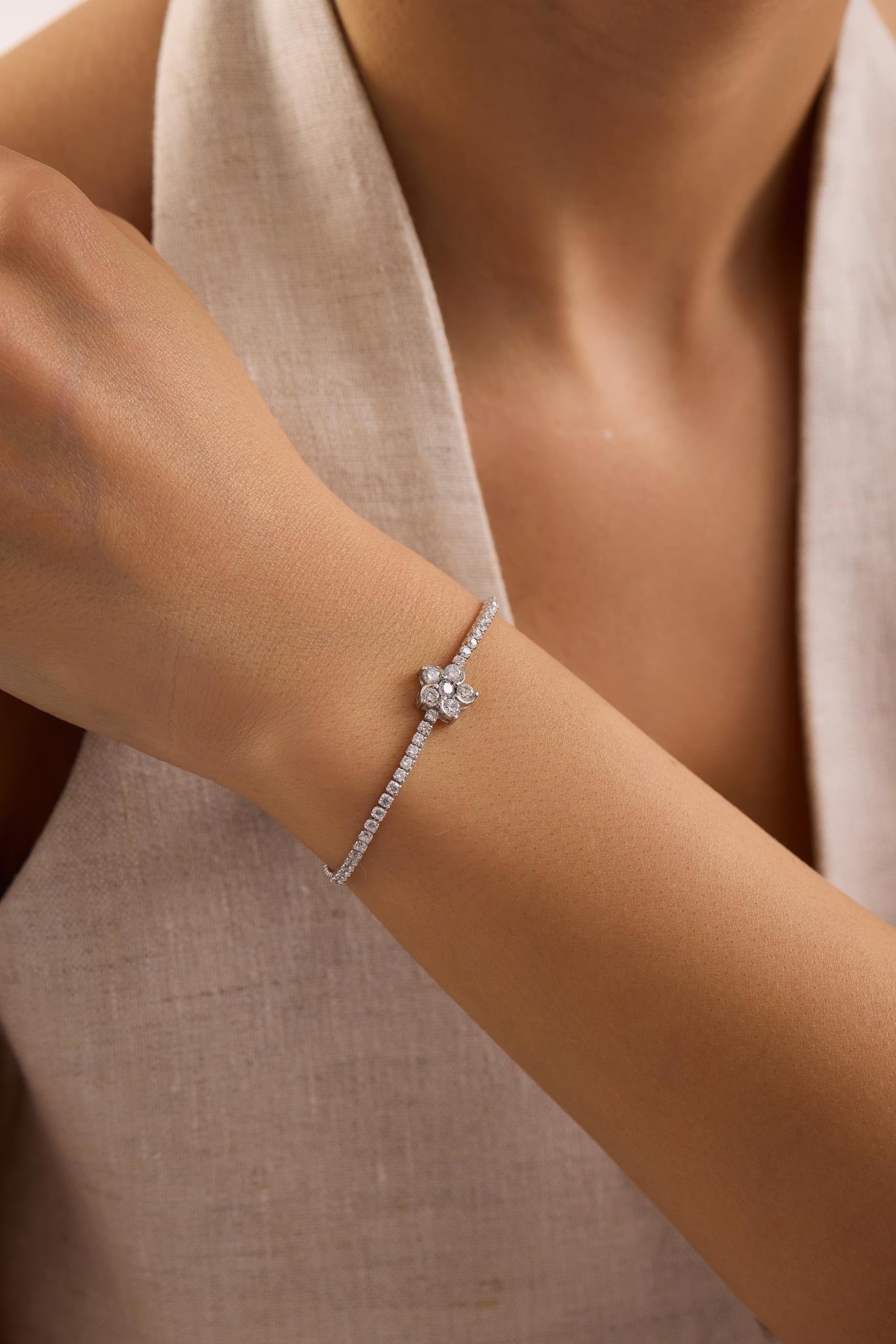 925 Ayar Gümüş Rodyum Kaplama Ayarlanabilir Asansörlü Çiçek Model Suyolu Bileklik